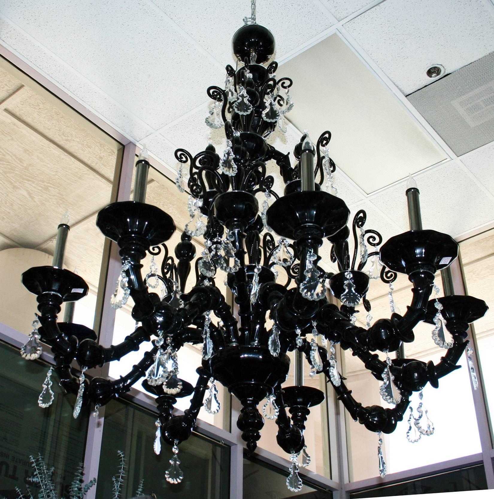 Un magnifico lampadario di Murano di Barovier & Toso in vetro di Murano viola/nero con gocce di cristallo tagliato. Creato nel 1980 da Angelo Barovier per la casa del re saudita, questo esemplare d'epoca proviene da una casa di Londra, circa alla