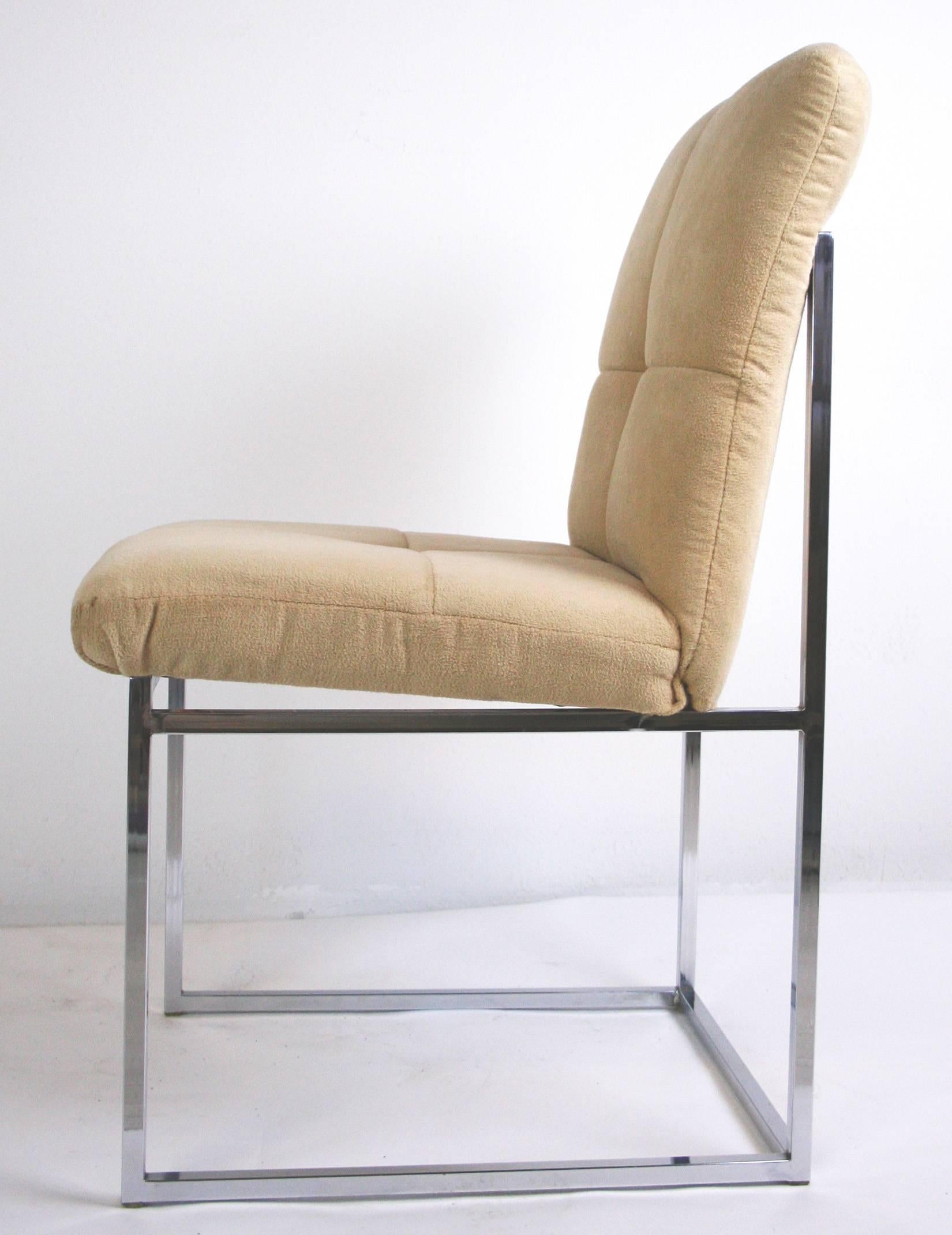 Paire de chaises latérales Cal-Style Mid-Century Modern avec base tubulaire chromée et assise et dossier rembourrés d'origine.