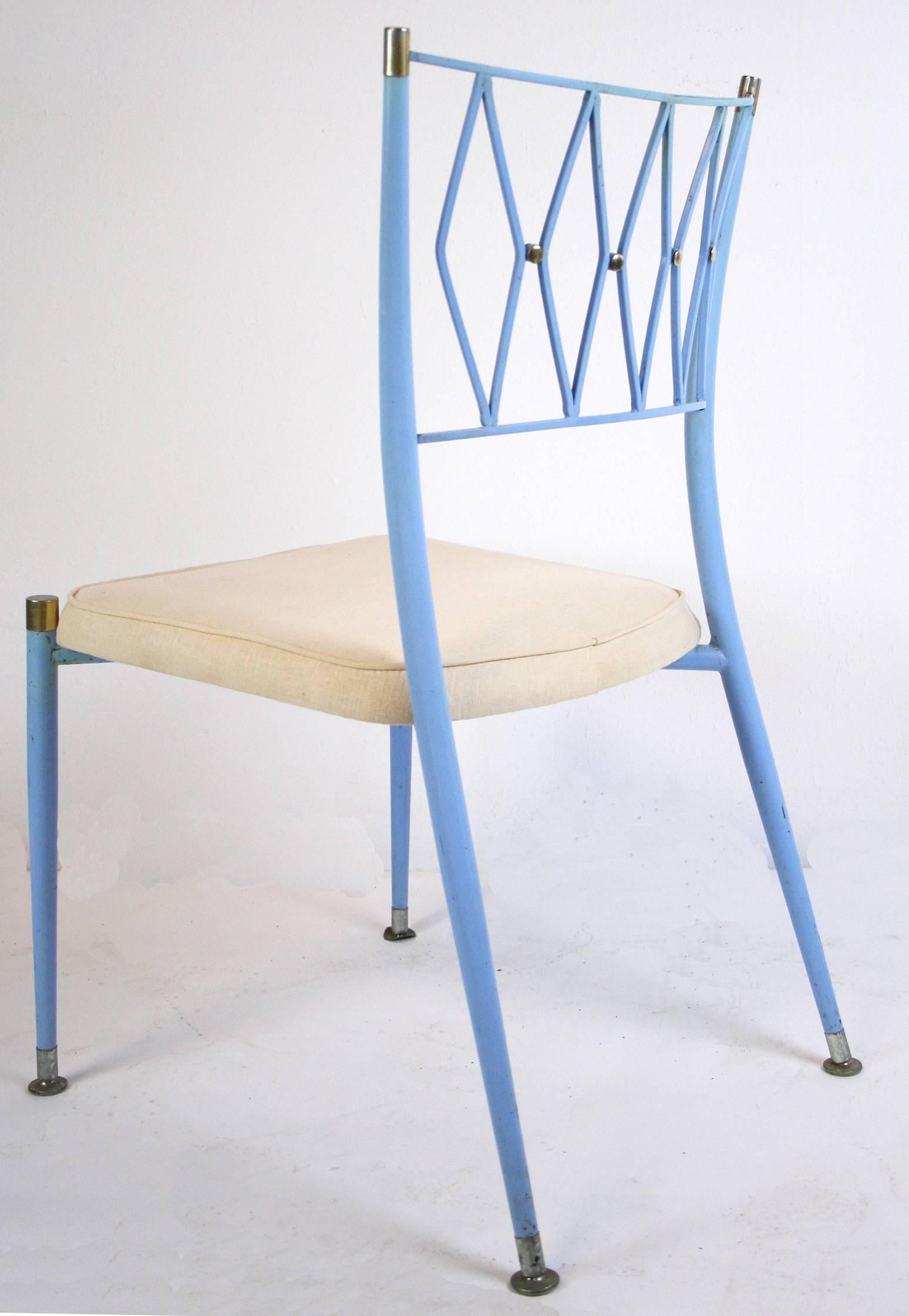 Mid-Century Modern Ensemble de quatre chaises de salle à manger françaises en métal et laiton du milieu du siècle dernier en vente