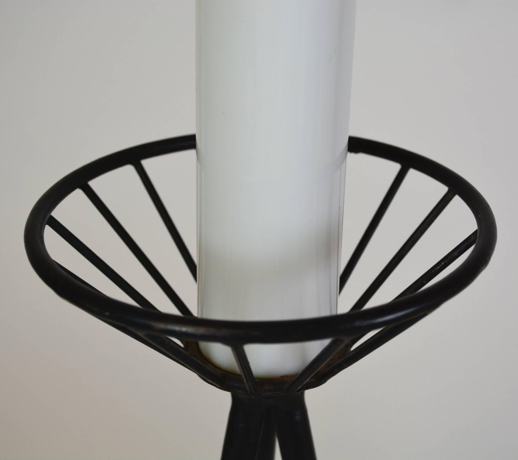 Mid-Century Modern Iron Tripod Lamp In Good Condition In Palm Springs, CA