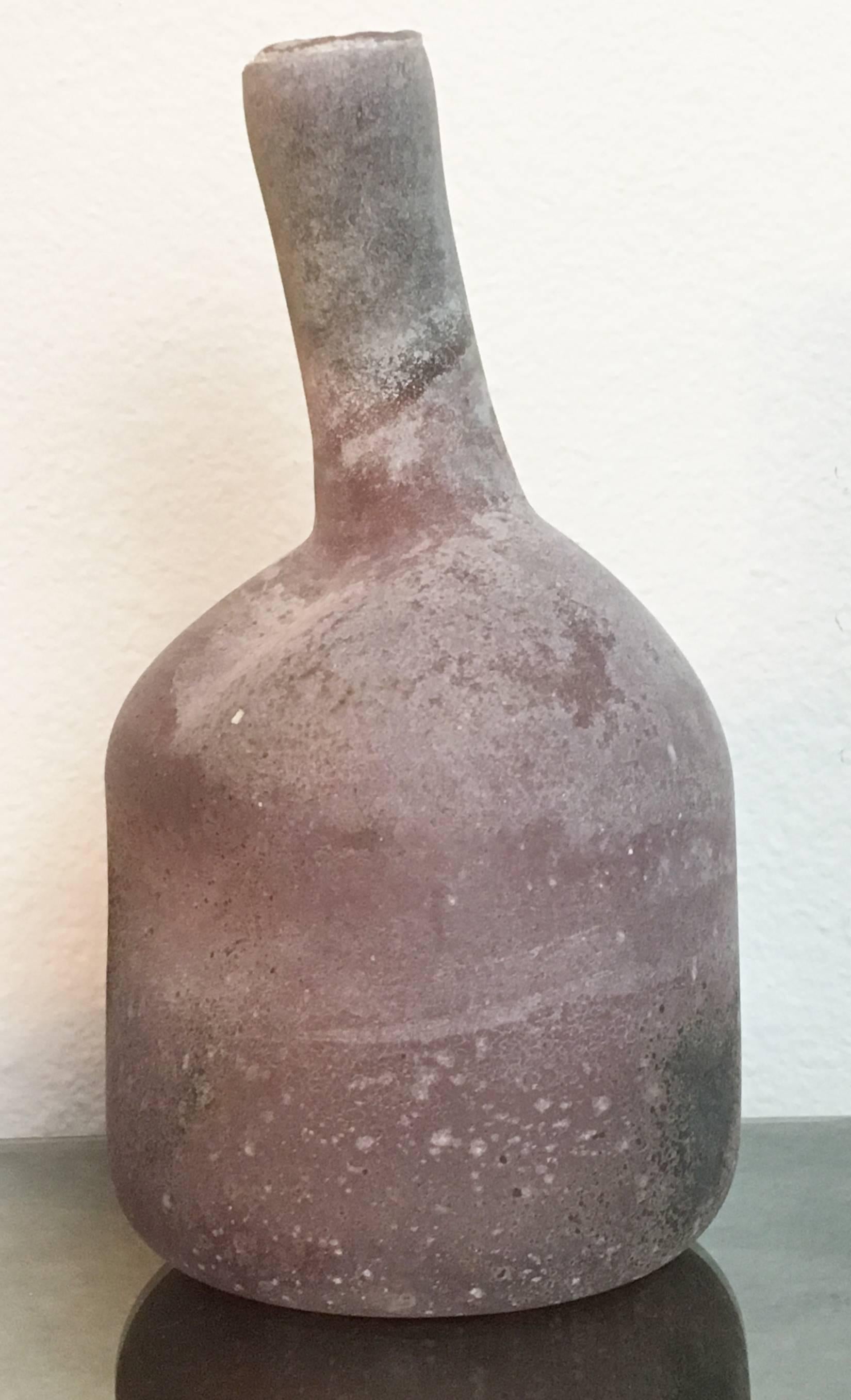 Groupe de trois vases en verre améthyste de Murano, réalisés selon la technique Scavo, qui leur confère un aspect antique et fumé. Signatures gravées 