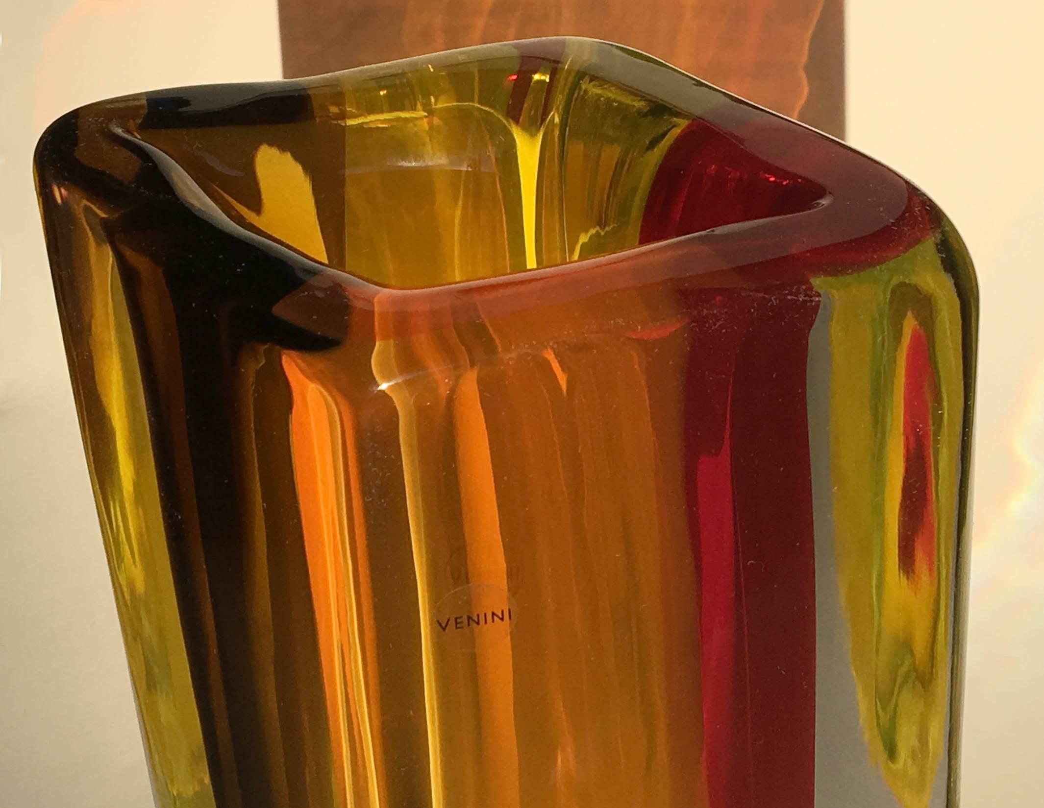 Eine große Vase aus Murano-Glas mit der Aufschrift Venini, wahrscheinlich von Fulvio Bianconi, in Sommerso-Technik, klares Glas mit roten, gelben und orangenen Stäben.