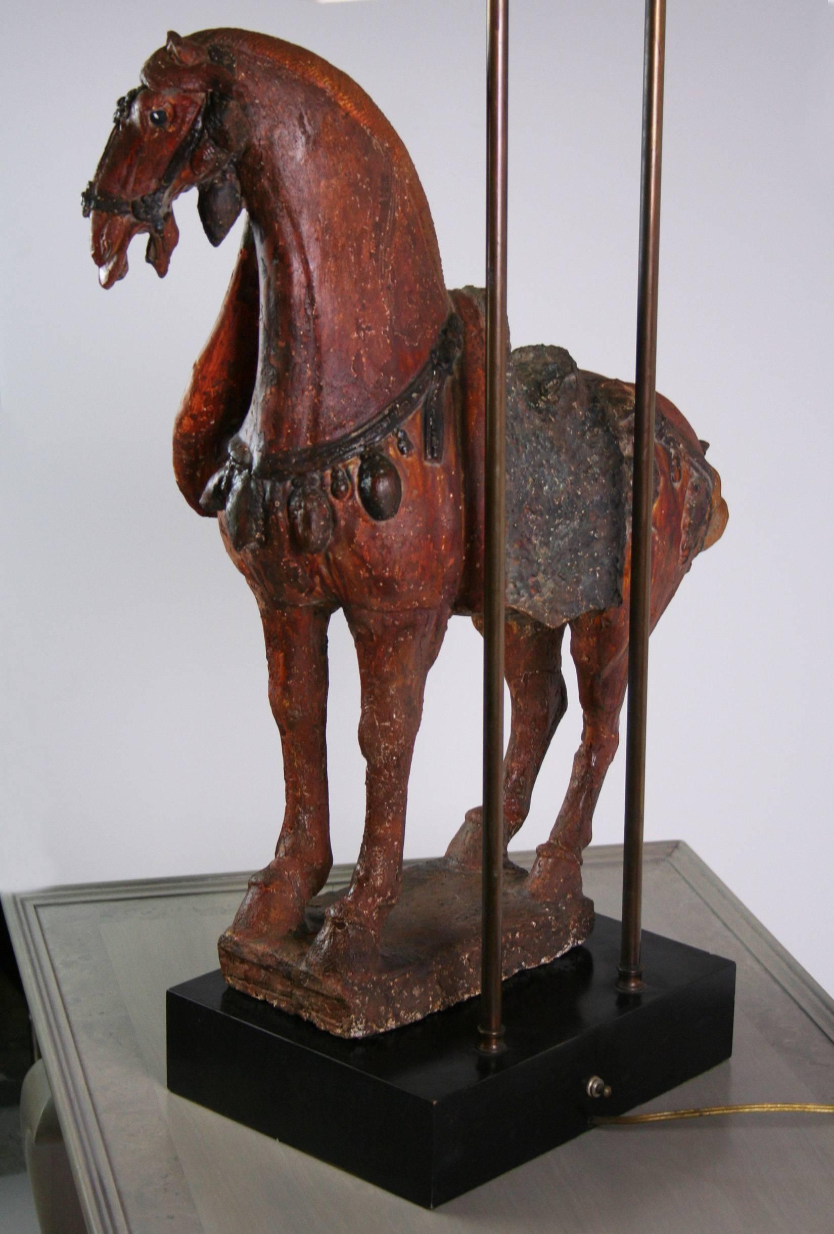 Peint Monumentale cheval de style dynastie Tang monté comme une lampe en vente