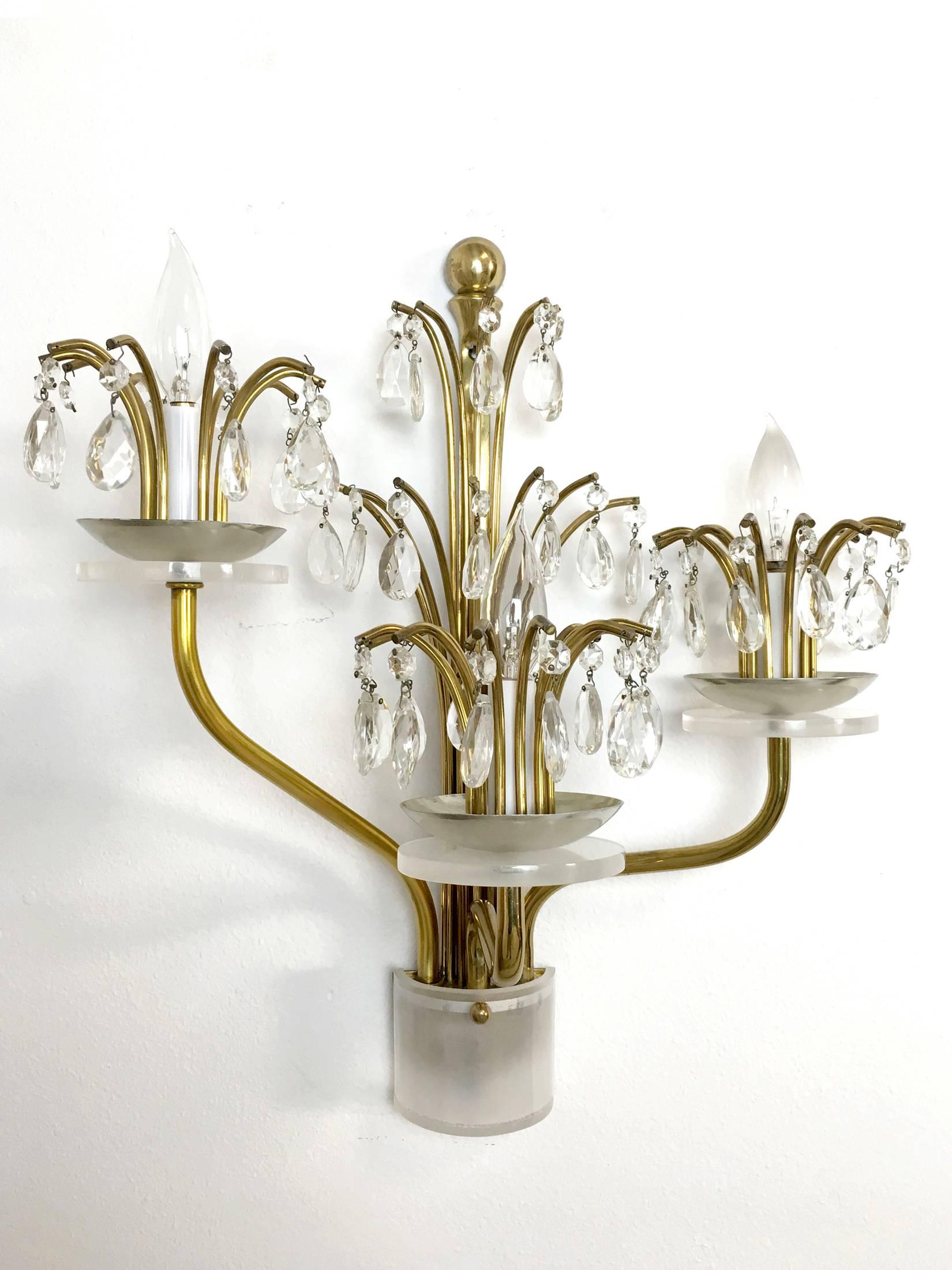 Coppia di applique a tre bracci contrapposti in ottone con gocce di cristallo e accenti in lucite nello stile di Palwa.