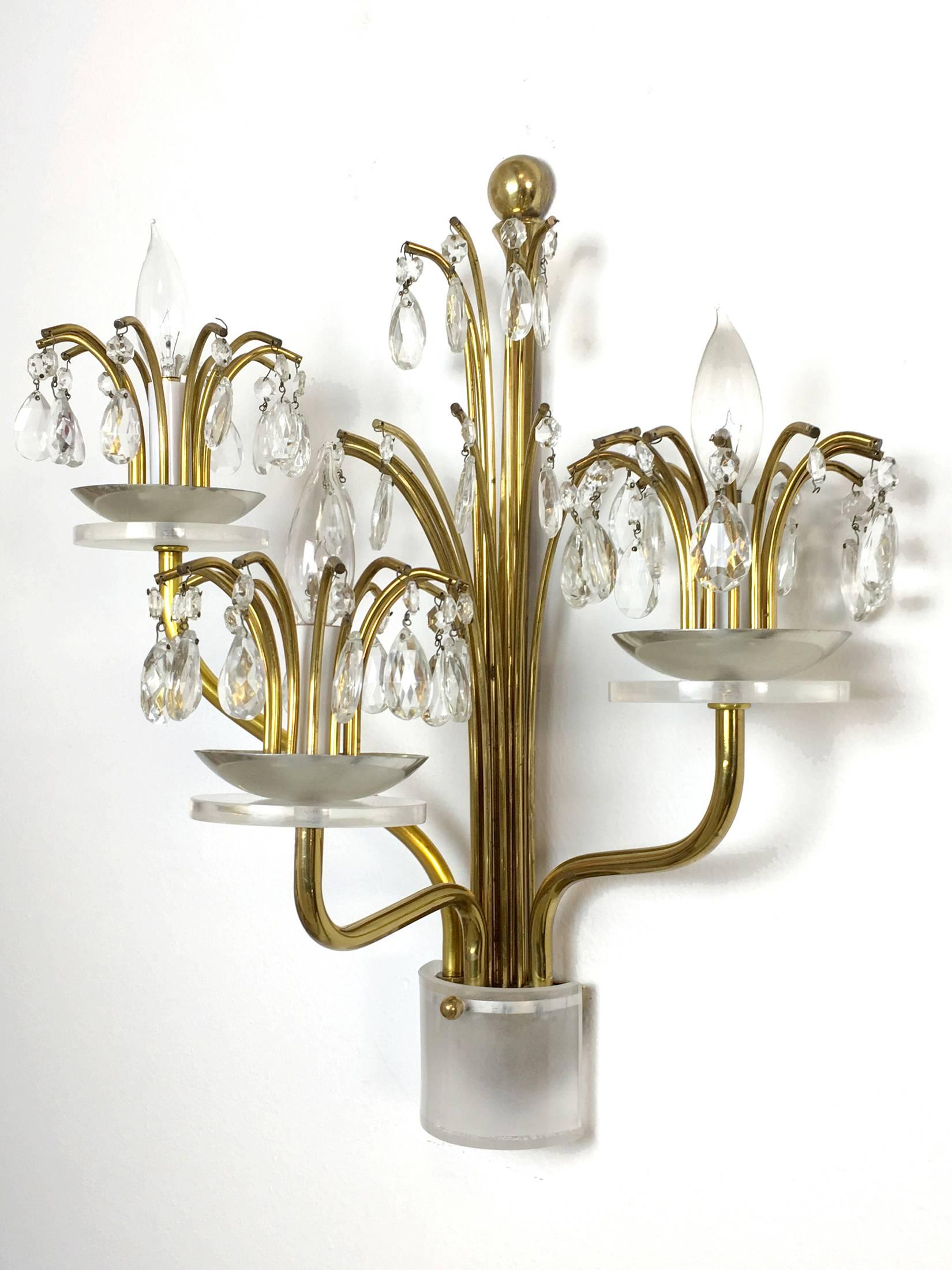 Europeo Coppia di sconsiglieri Hollywood Regency in ottone, cristallo e lucite in vendita