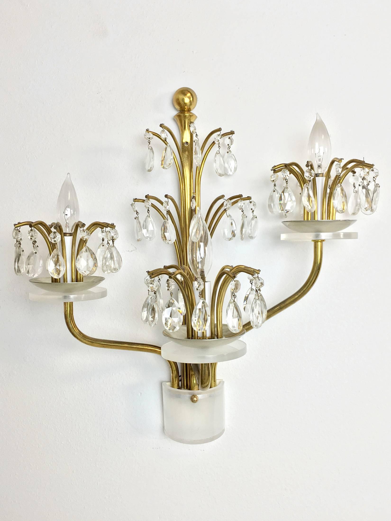 Coppia di sconsiglieri Hollywood Regency in ottone, cristallo e lucite In condizioni buone in vendita a Palm Springs, CA