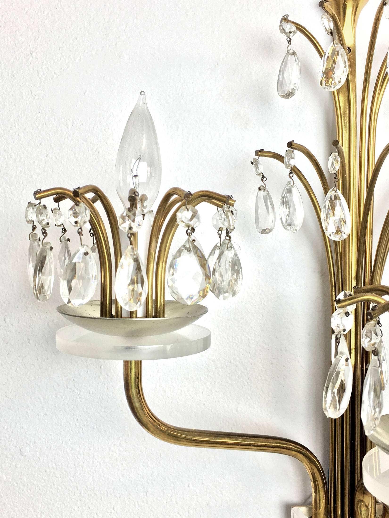 XX secolo Coppia di sconsiglieri Hollywood Regency in ottone, cristallo e lucite in vendita