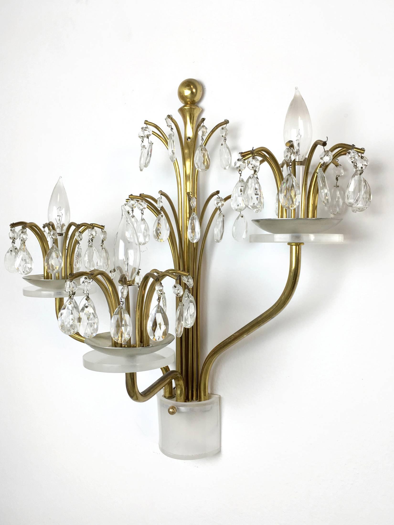 Ottone Coppia di sconsiglieri Hollywood Regency in ottone, cristallo e lucite in vendita