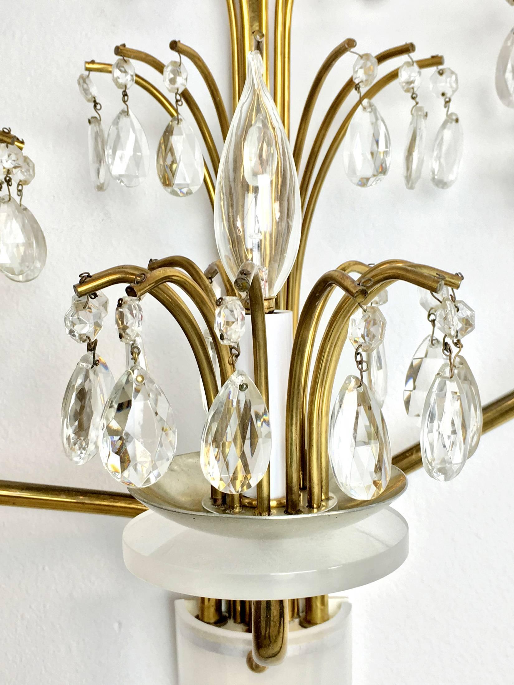 Coppia di sconsiglieri Hollywood Regency in ottone, cristallo e lucite in vendita 1