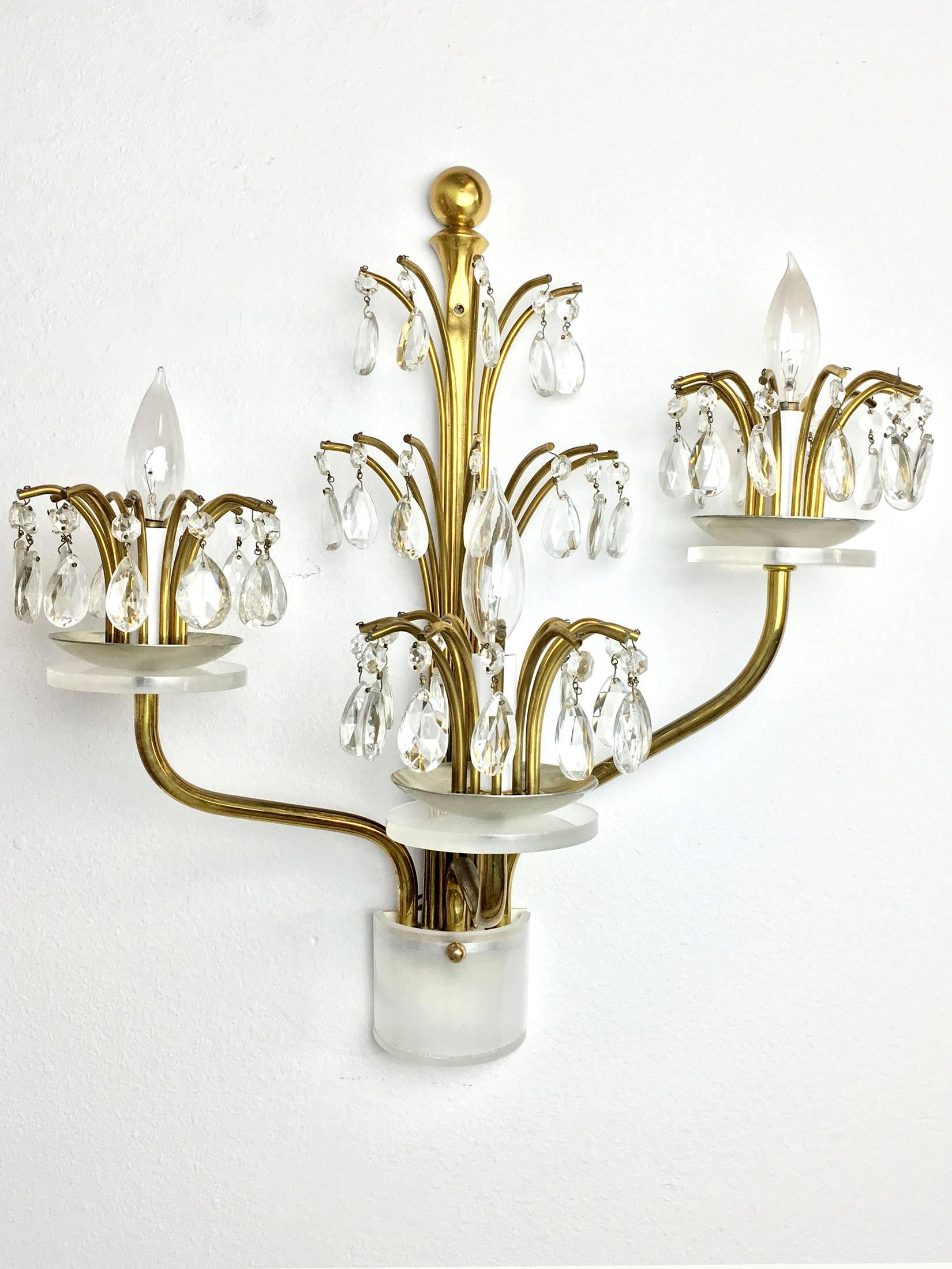 Coppia di sconsiglieri Hollywood Regency in ottone, cristallo e lucite in vendita 2