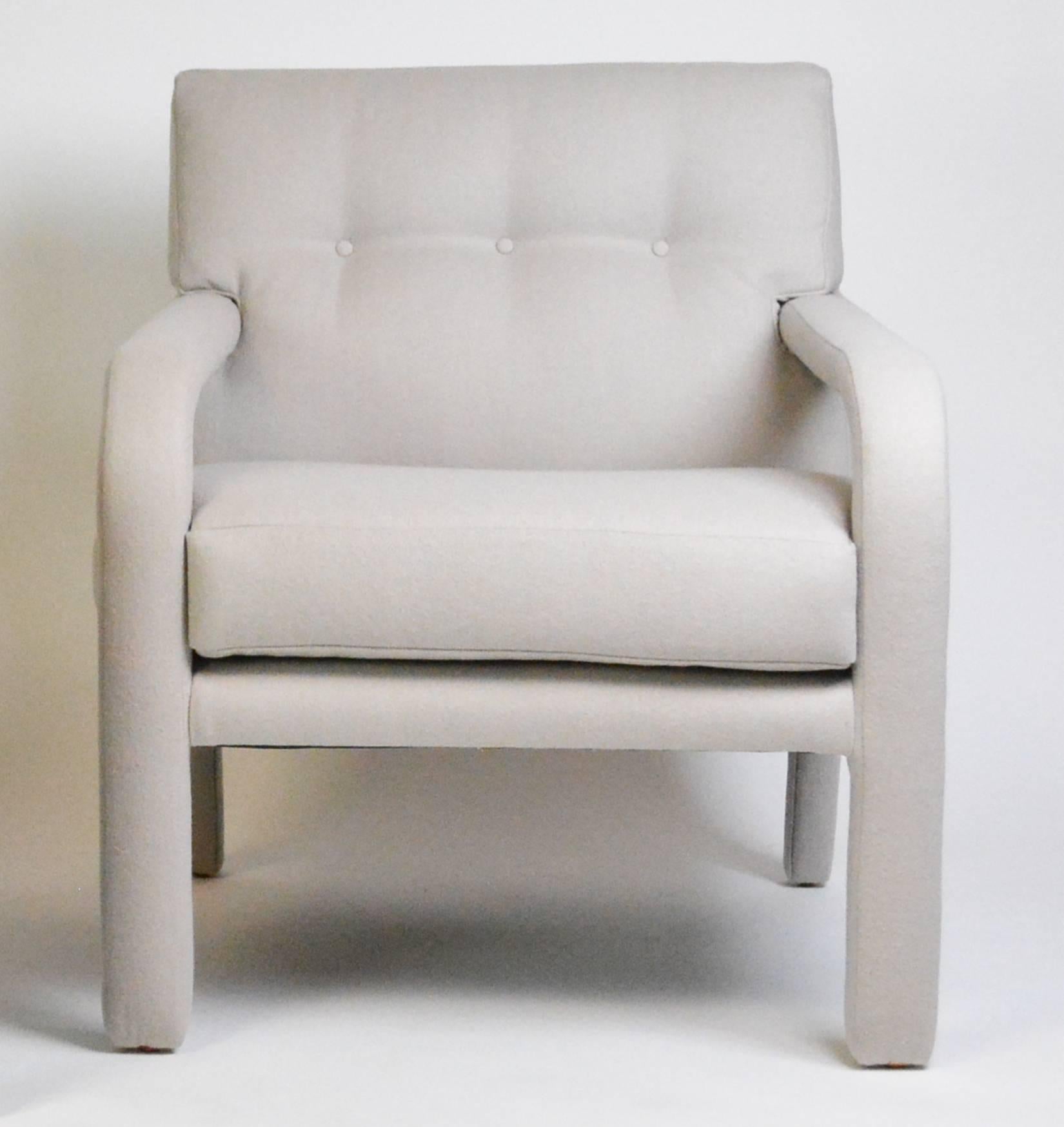 Mid-Century Modern Paire de fauteuils entièrement tapissés en vente