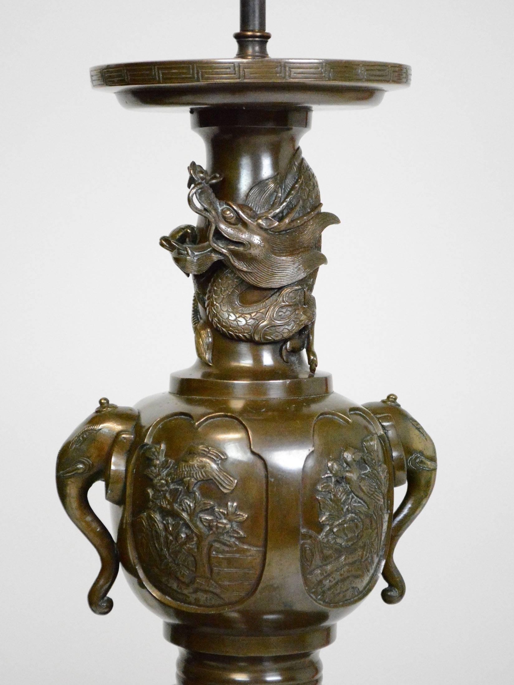 Japonais Paire de lampes japonaises en bronze du XIXe siècle en vente
