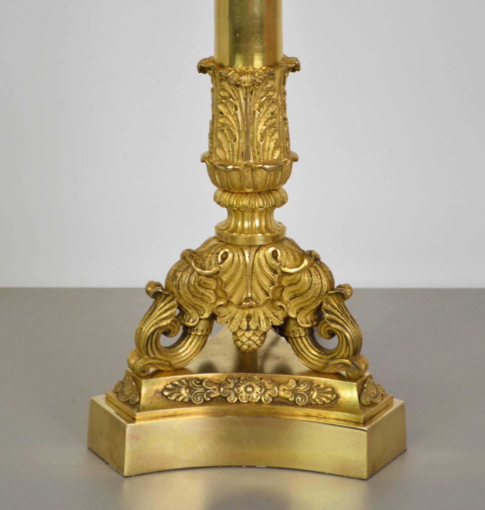 Français Lampe en bronze doré Empire du XIXe siècle en vente