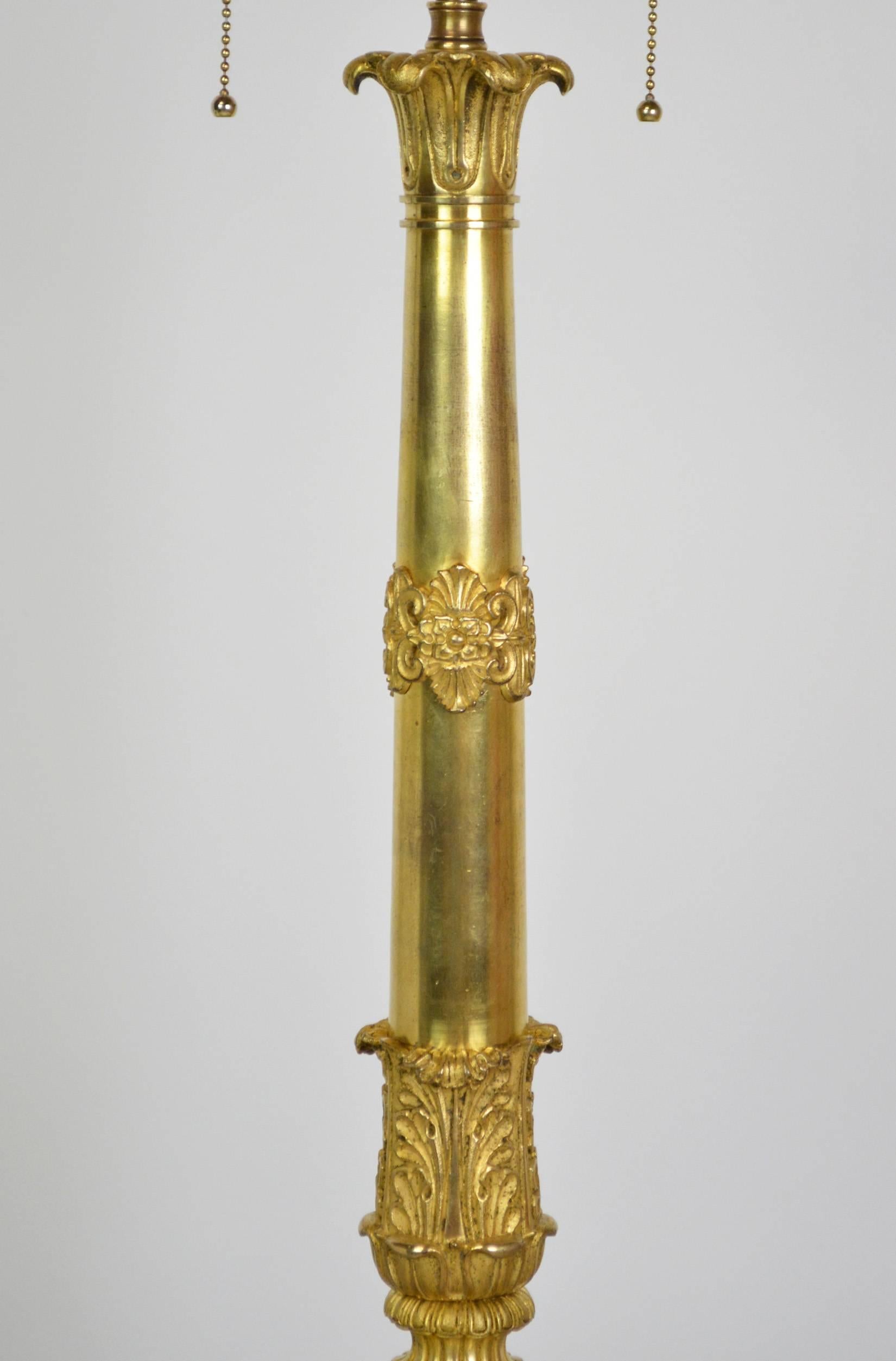 19. Jahrhundert Französisch Empire vergoldete Bronze Lampe im Zustand „Gut“ im Angebot in Palm Springs, CA