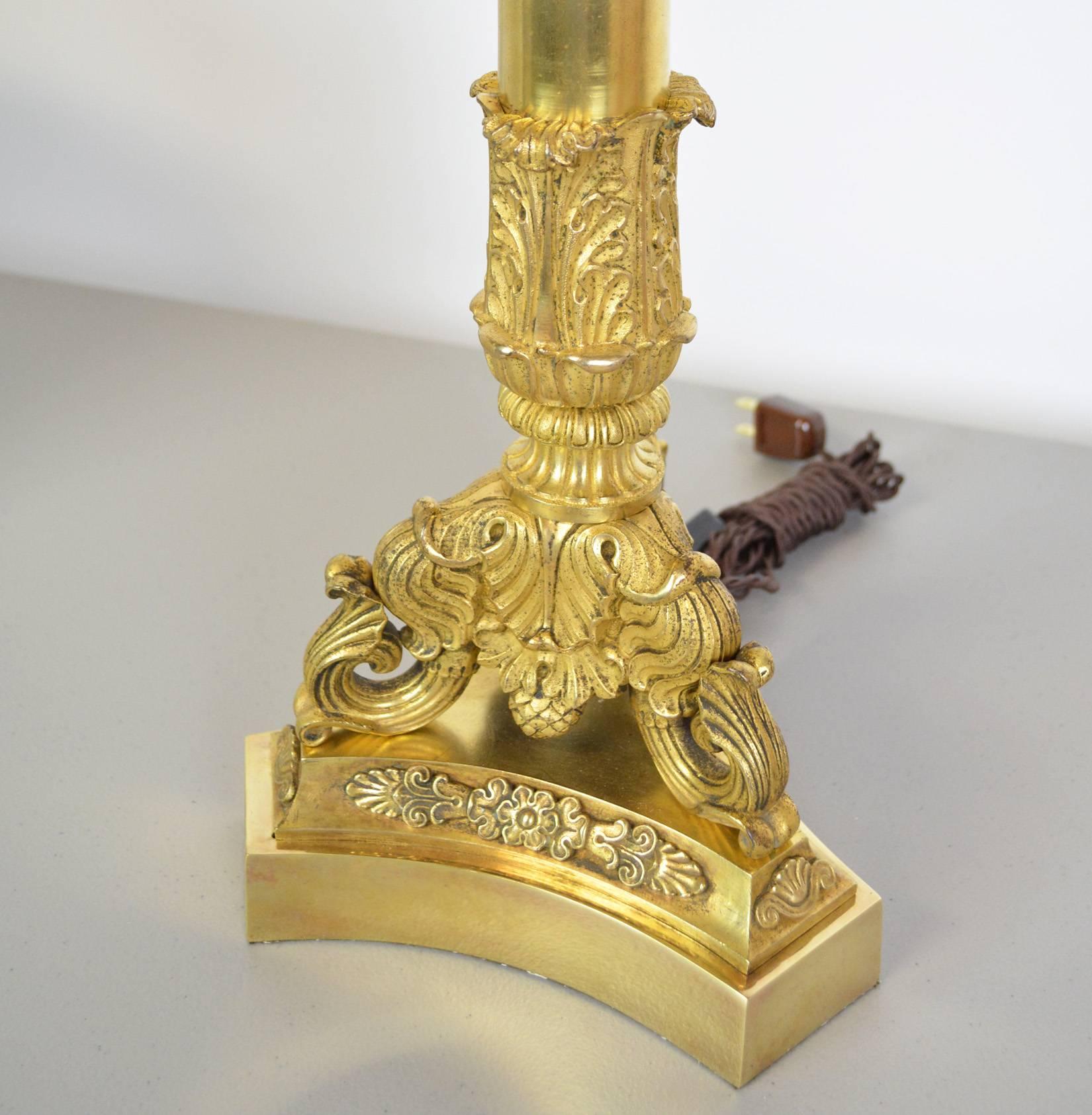 19. Jahrhundert Französisch Empire vergoldete Bronze Lampe im Angebot 2