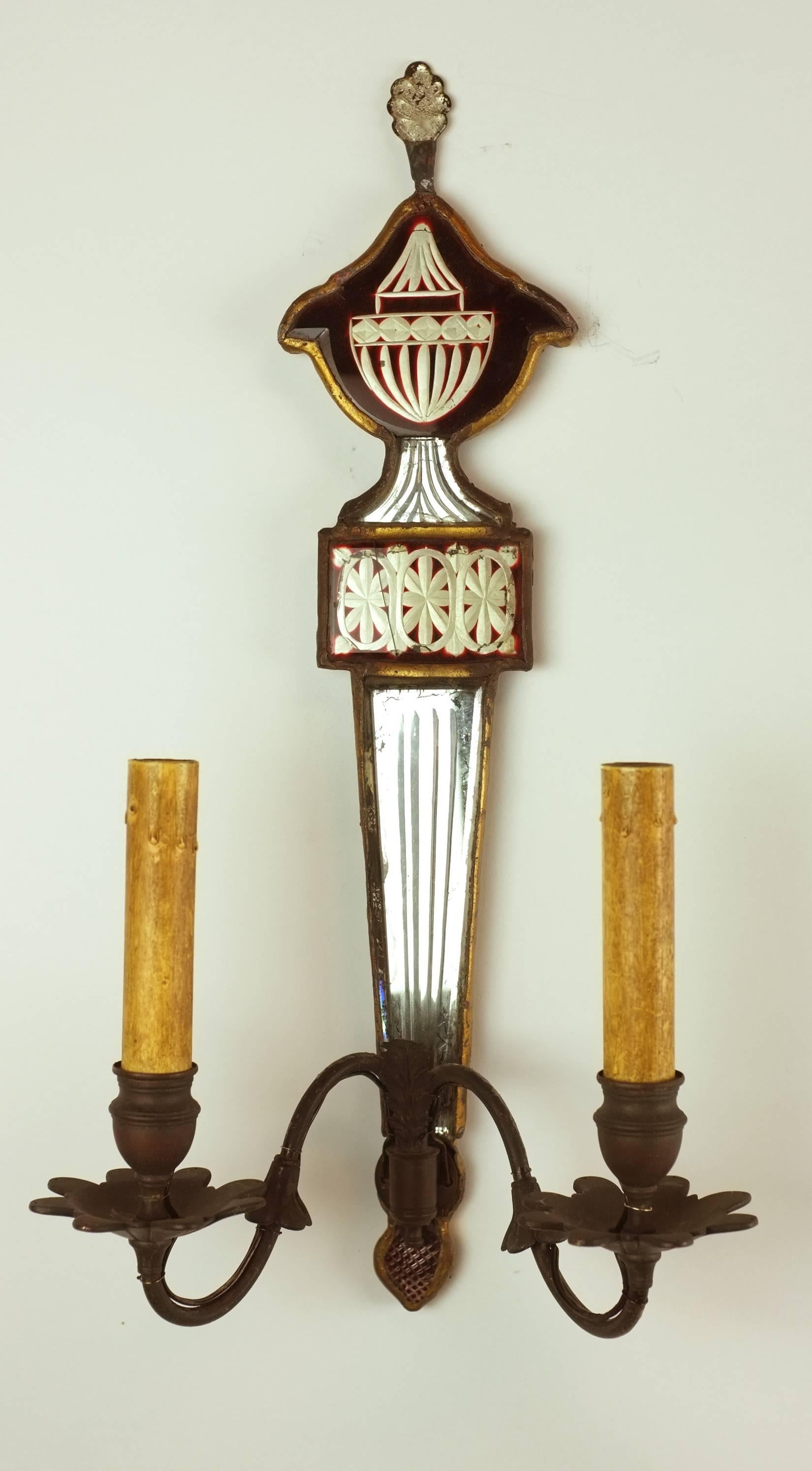 Ein schönes Paar englischer Regency-Leuchter mit zwei Bronzearmen und einer zentralen, konischen Säule. Das zentrale Stück ist aus geschliffenem und verspiegeltem Glas, mit Akzenten aus Rubinglas. Höchstwahrscheinlich aus den 1830er-1860er Jahren,