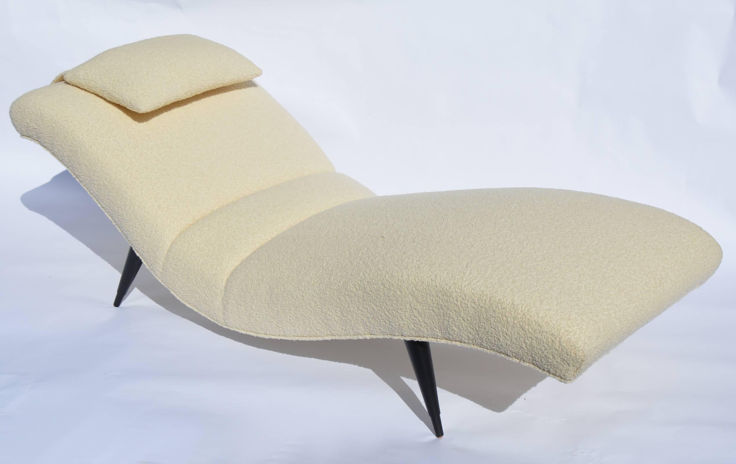 A unique sculptural Mid-Century Modern chaise longue, reupholstered in ivory bouclé. With tapered black wood legs, not marked but similar to Adrian Pearsall for Craft Associates.