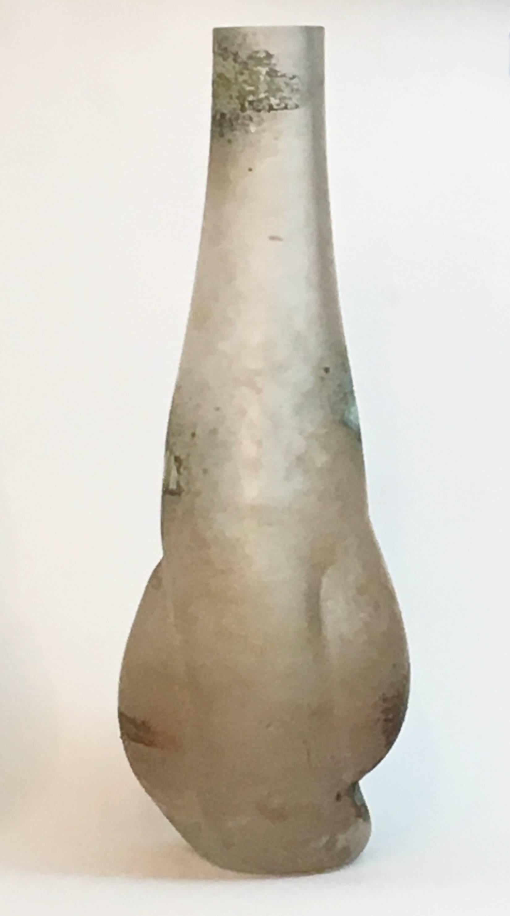Très grand vase en verre de Murano réalisé par Cenedese selon la technique du scavo, avec des zones d'oxyde de fer sur un fond clair à ambré.
