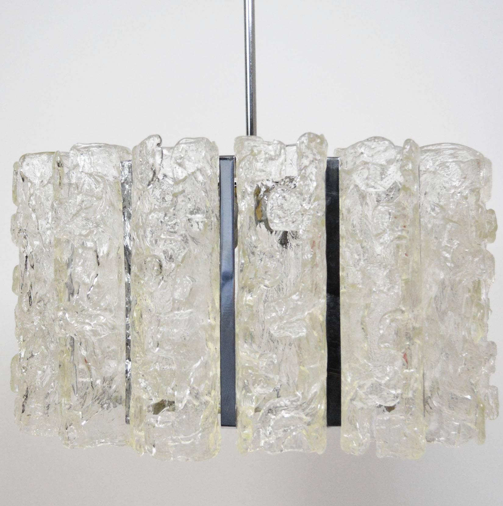 Un grande lampadario composto da 16 
