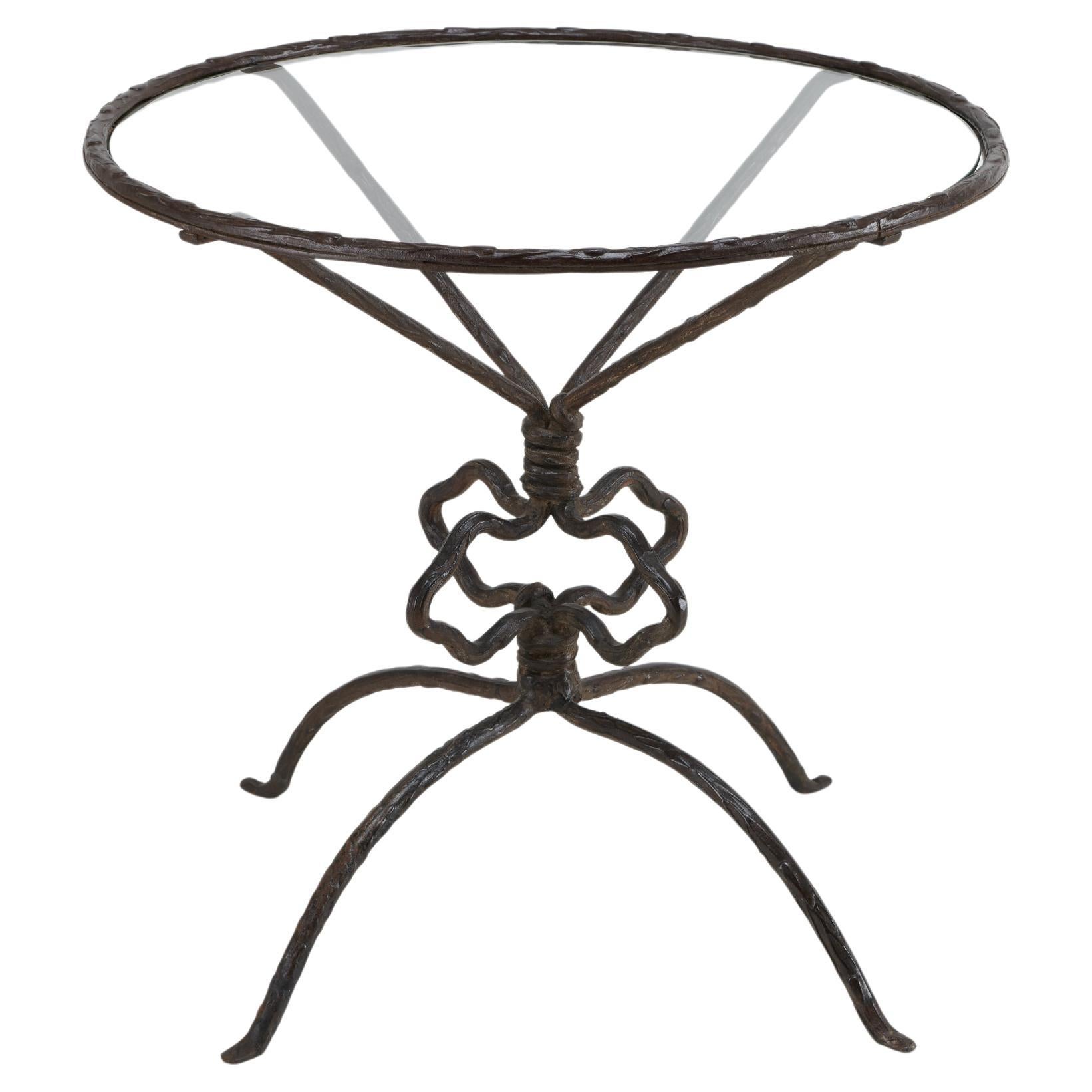 Nous avons à vendre une table très rare de la Fonderie Antoine. Ce design de la fin du XIXe siècle a été sélectionné/édité par Jean-Michel Frank dans divers intérieurs. Certains livres indiquent également qu'il s'agit d'une pièce de Frank. Les