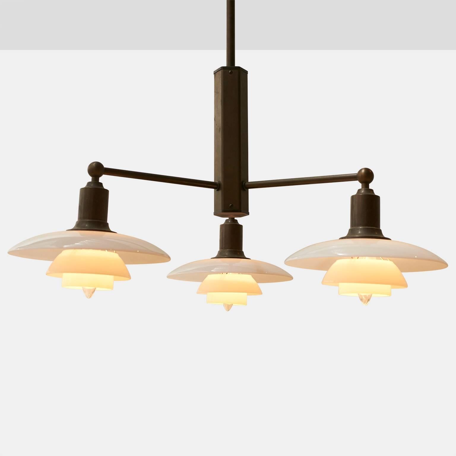 Moderno Poul Henningsen Coppia di lampadari a tre bracci in edizione limitata in vendita