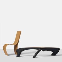 Banco grande Kaspar Hamacher en blanco y negro