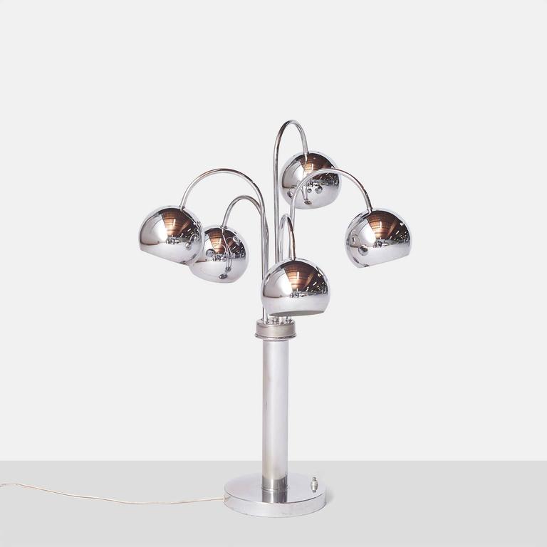 A table lamp in chrome with five arms and round shades. Each arm swivels to adjust the light direction. Off/on switch located on the base and original wiring. Made by Reggiani, circa 1960.