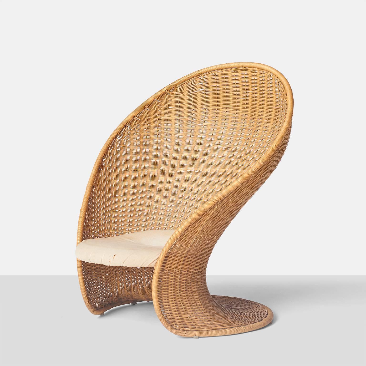 An organic modern shaped wicker lounger chair by Giovanni Travasa for Vittorio Bonacina, circa 1960, Italy.