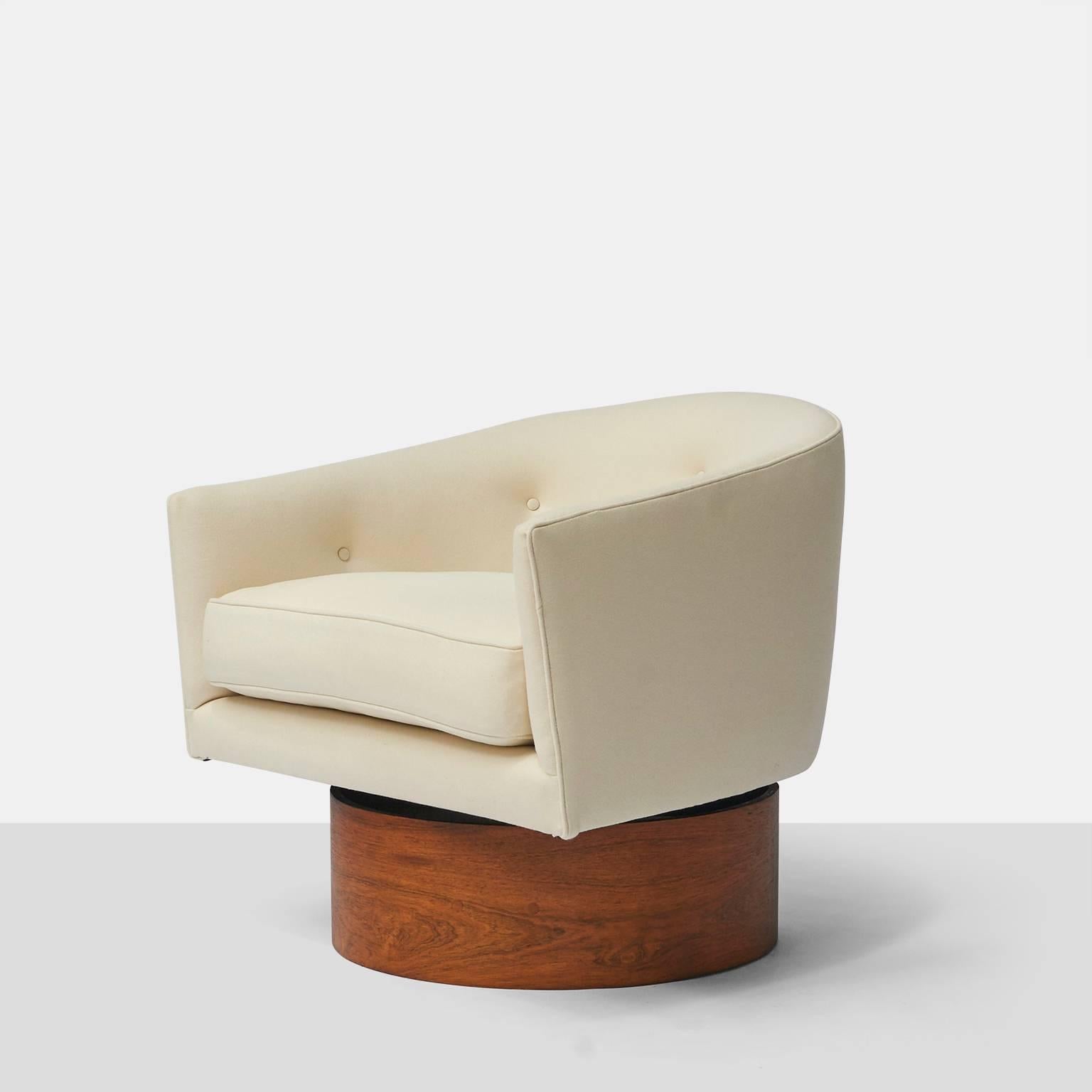 Mid-Century Modern Pair of Swivel Barrell Chairs by Milo Baughman