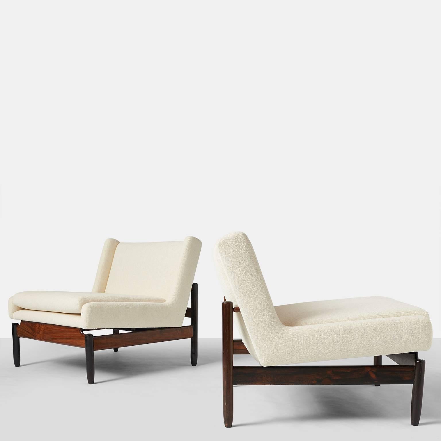 A pair of Vivi lounge chairs by Sergio Rodrigues in jacaranda wood and upholstered in a luxurious soft wool bouclé from Holland & Sherry.
Brazil, circa 1950s.