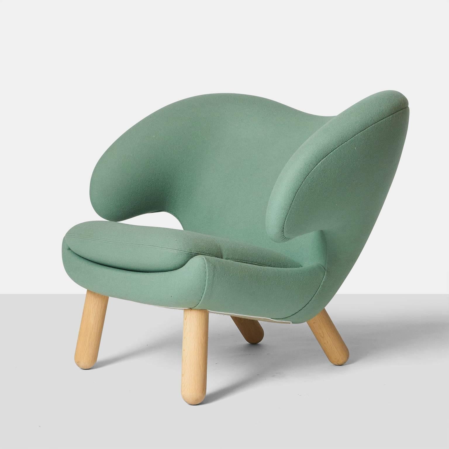 An armchair known as the 'Pelican' chair. Fully upholstered in green wool with oak legs.
Designed in 1940, more recent production. Produced by One Collection with plaque.



 