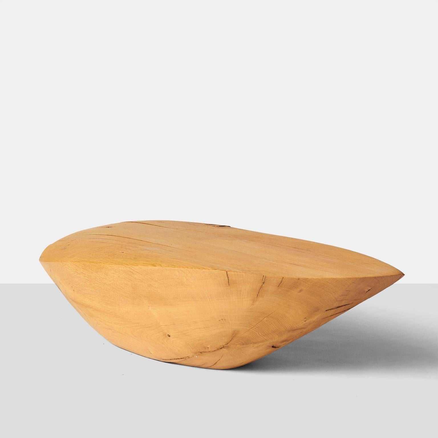 Une table basse de taille moyenne en forme de galet, créée par l'artiste allemand Kaspar Hamacher à partir du tronc d'une pièce massive de chêne tombée naturellement.
Almond + Co. est la galerie exclusive sélectionnée pour représenter toutes les