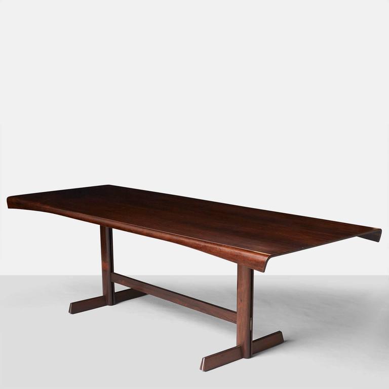 An impressive large scale dining table or desk by Jorge Zalszupin for L'Atelier in Jacaranda wood. The sides of the table have a 