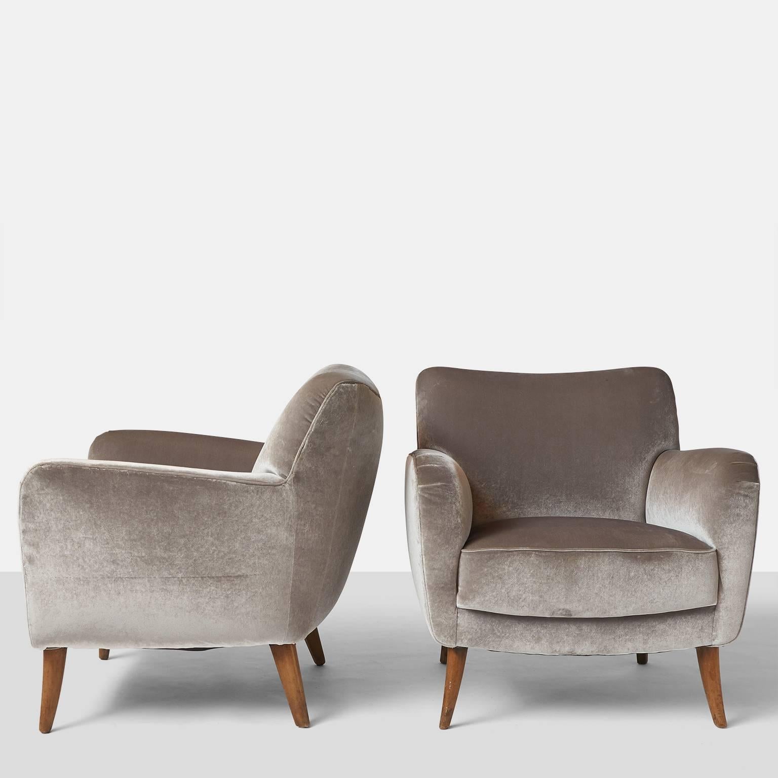 A pair of club chairs designed by awarded Italian Architect Giorgio Ramponi and upholstered in a gray velvet fabric.
Published in Mobili Tipo, Roberto Aloi, Hoepli Edition 1950.