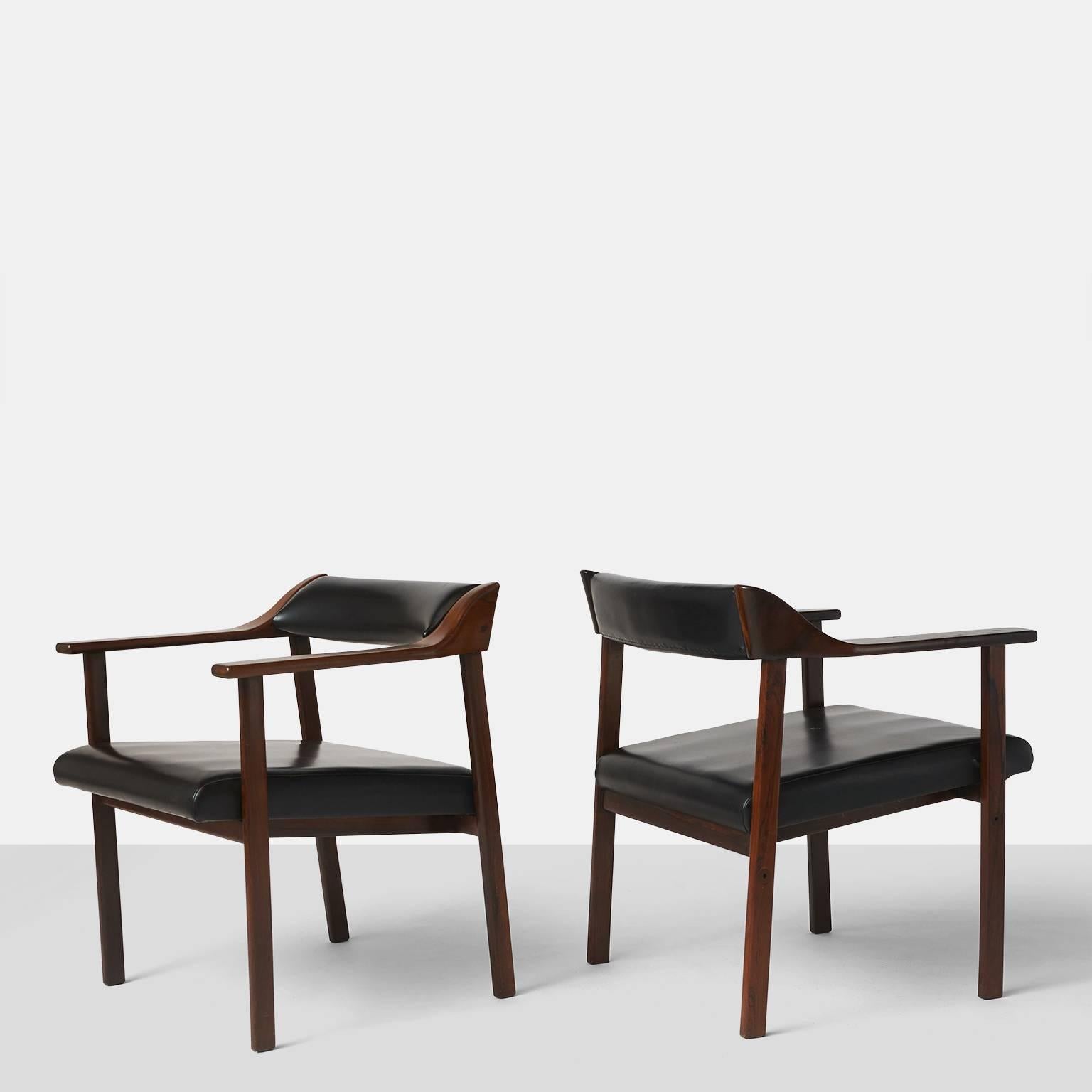 Paire de chaises en Jacaranda et tapissées de faux cuir noir, fabriquées au Brésil, vers 1950 par Joaquim Tenreiro. Un total de quatre chaises est disponible.