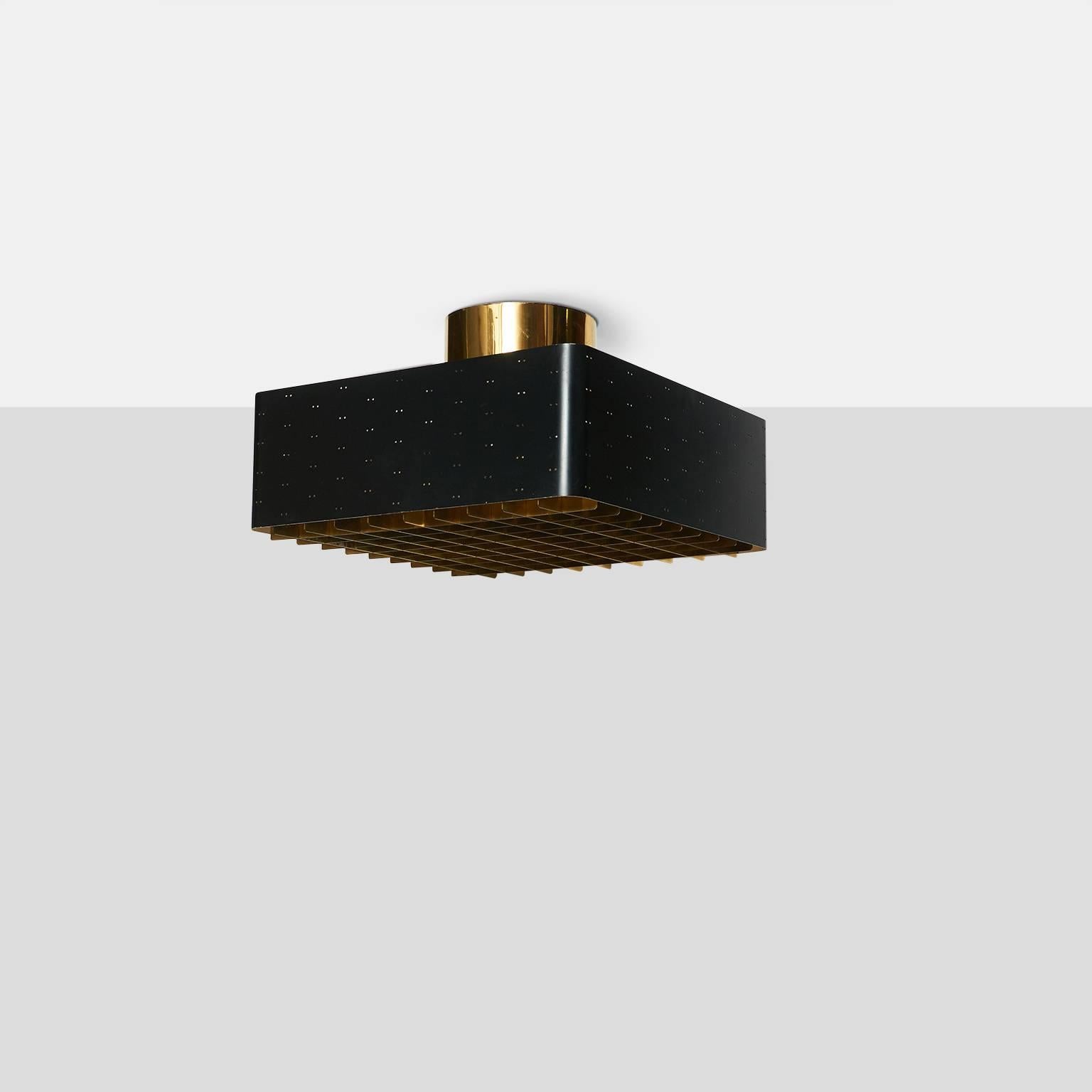 A square form ceiling fixture in black with brass grid diffuser and etched glass filter. Manufactured by Idman Oy. A pair are available.
Finland, circa 1960s.