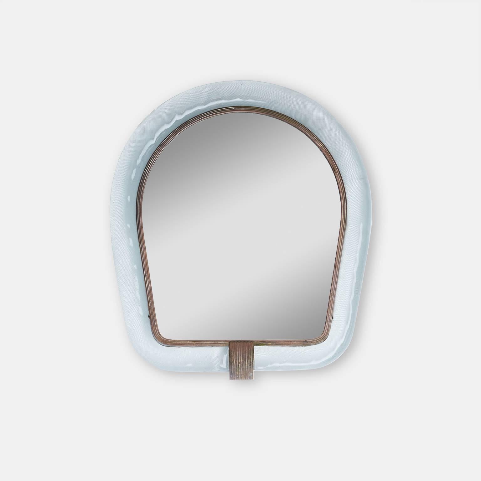 Un miroir au sommet arqué avec un cadre intérieur en laiton et un motif de verre tressé Venini.
Marqué Murano.
