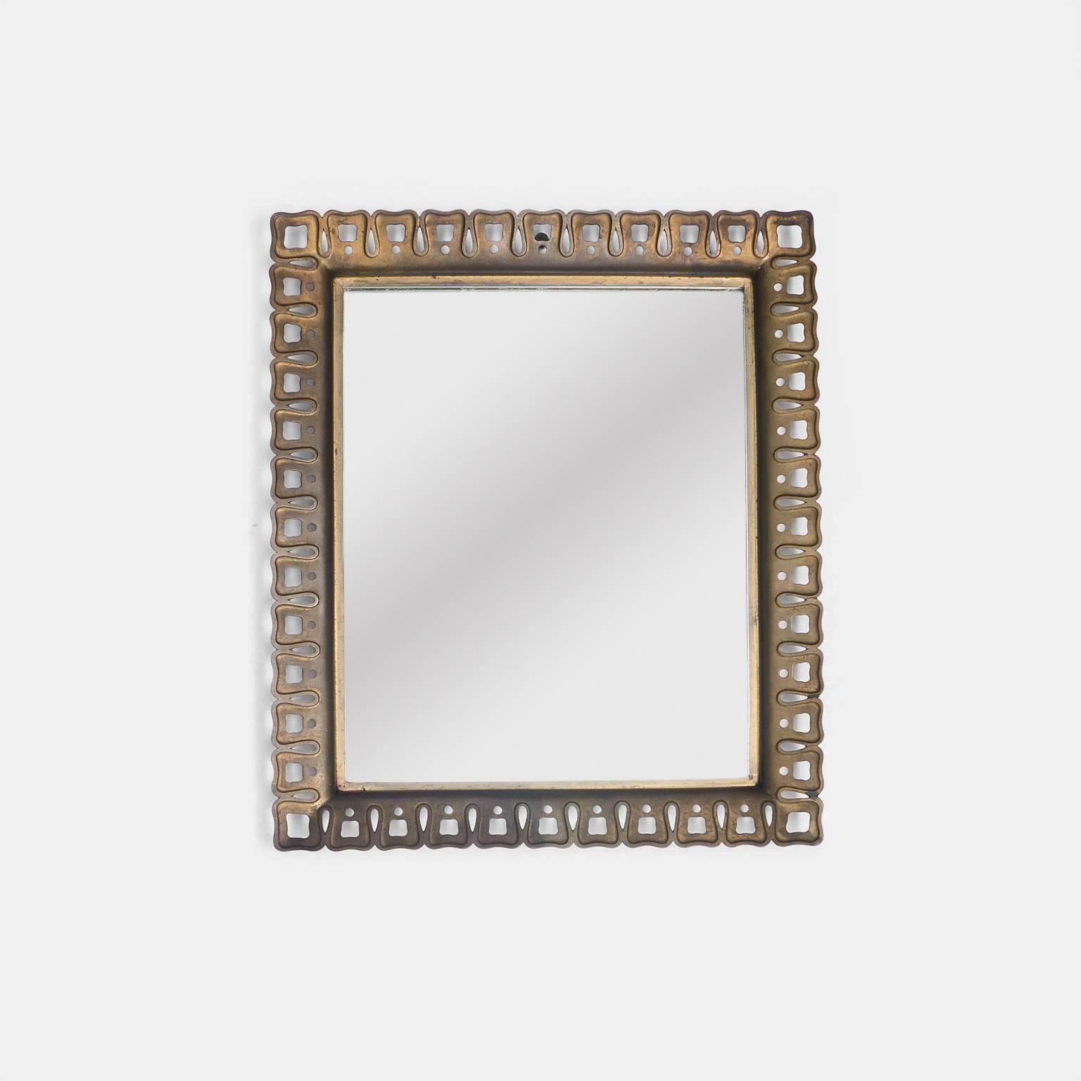 A tailored mirror with a unique cast brass edge detail by Paolo Buffa.
Italy, circa 1950s.




Paolo Buffa for Serafino Arrighi.