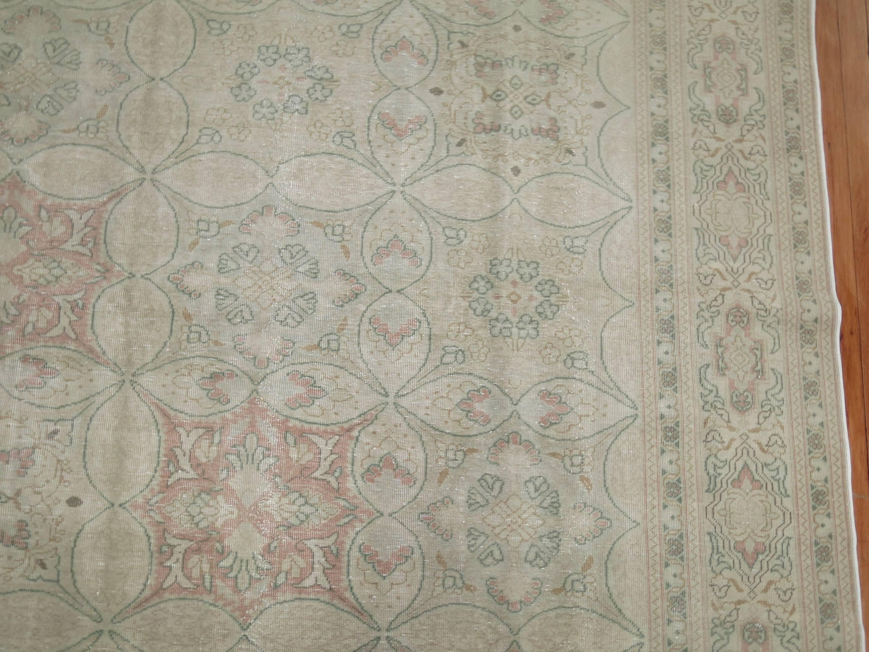 Ein eleganter türkischer Sivas-Teppich in zarten Rosa-, Grün- und Elfenbeintönen.

8'2'' x 12'3''

Sivas ist eine Stadt in der nördlichen Zentraltürkei, die eine wichtige Produktionsstätte für türkische Teppiche ist, die auf persischen Mustern