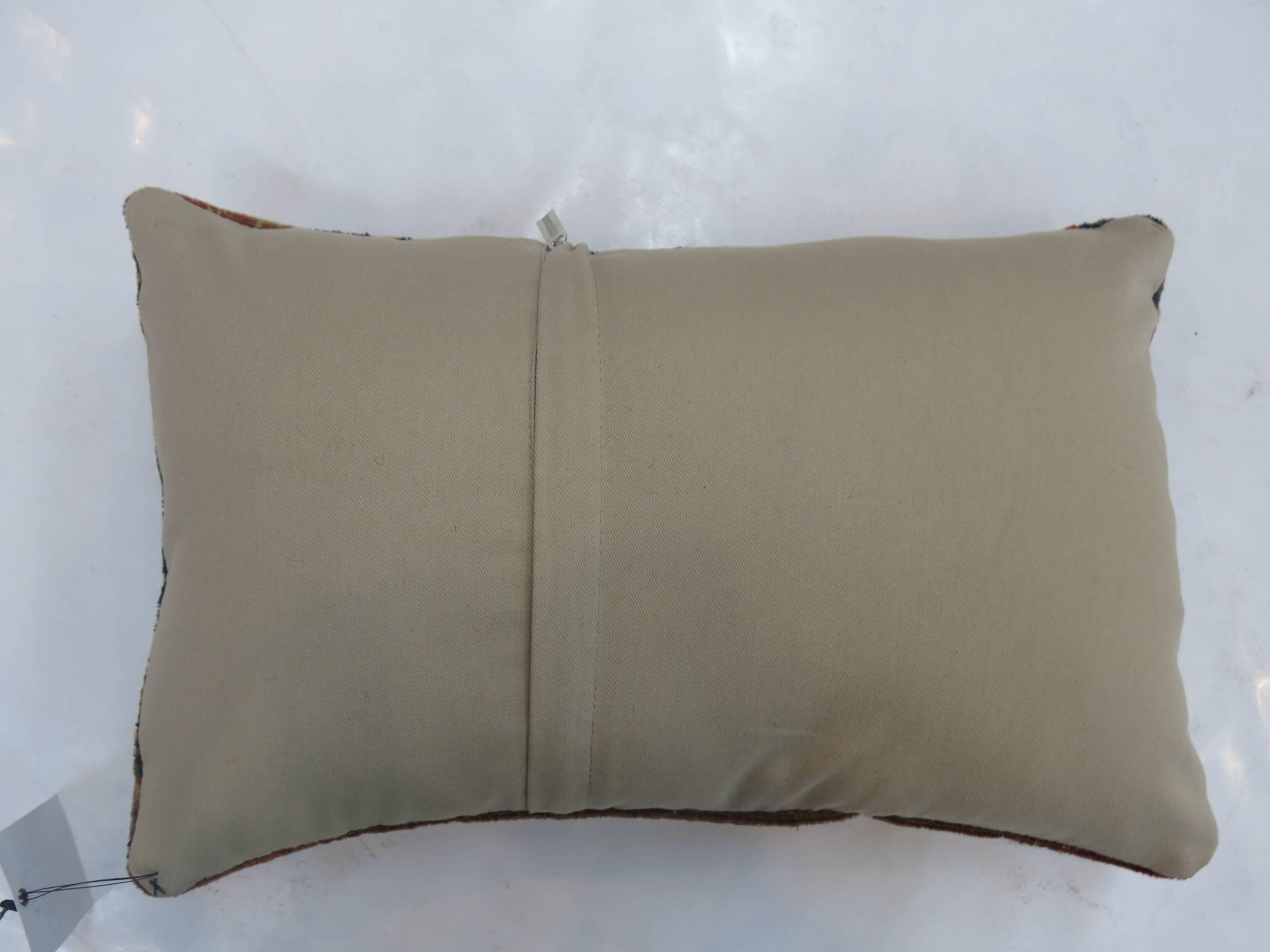 Un oreiller fabriqué à partir d'un tapis indien Agra du 19e siècle. Fermeture à glissière prévue au cas où vous souhaiteriez utiliser l'insert de votre choix.

Mesures : 1'3