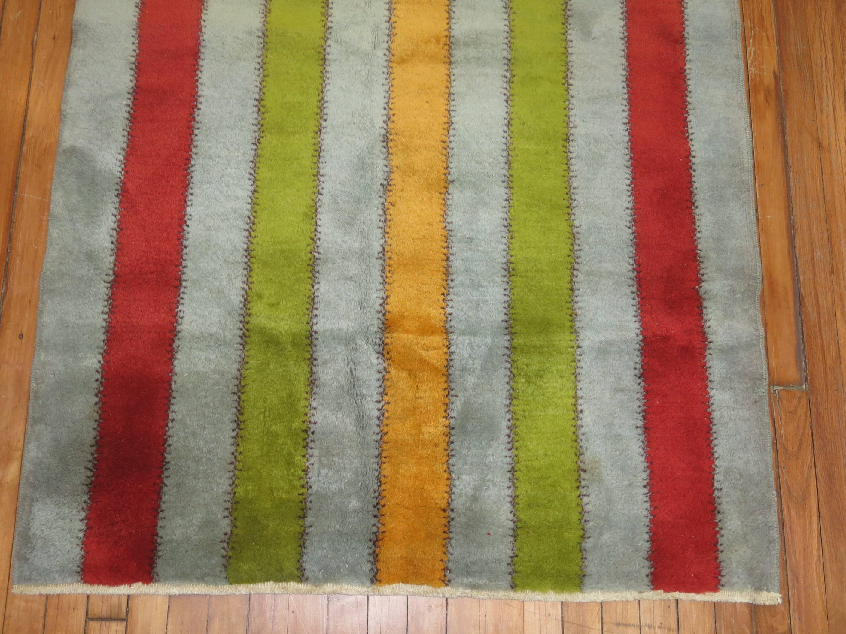 Alfombra Deco Turca de Mediados de Siglo Anudado a mano en venta