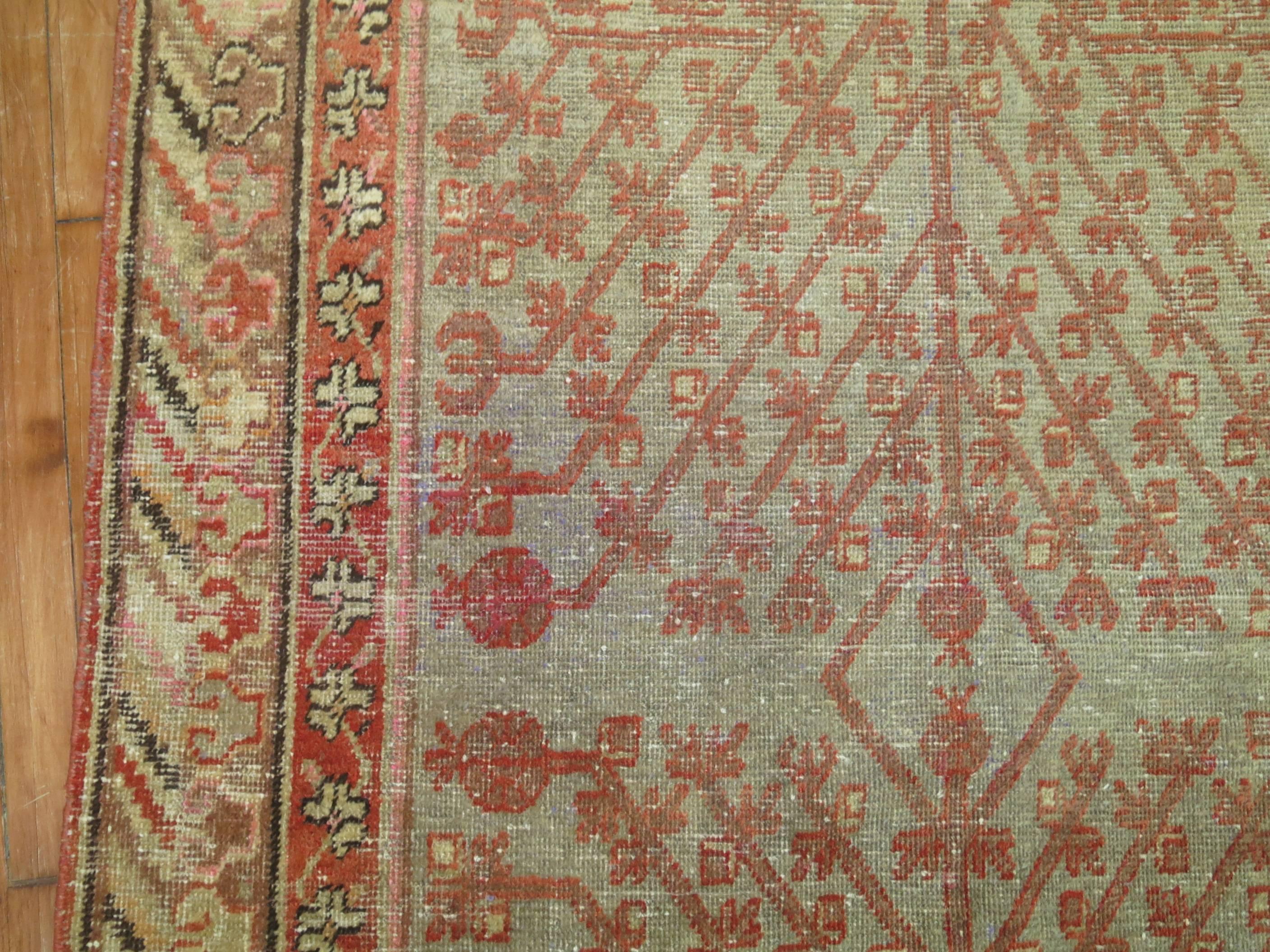 Getragener antiker Khotan-Teppich in Übergröße (Ostturkestanisch) im Angebot