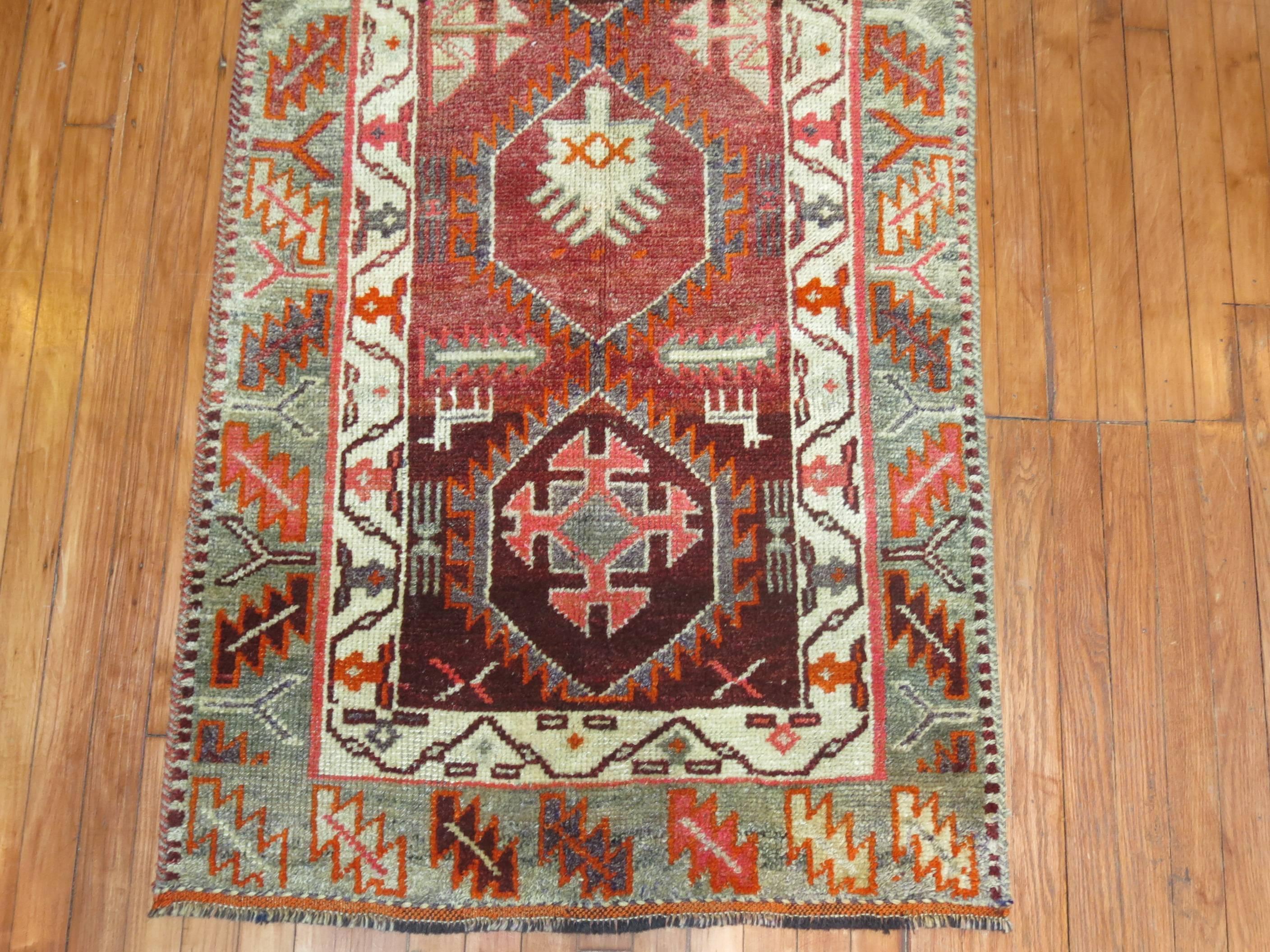 Armeno Runner armeno marrone borgogna del XX secolo, geometrico e vintage in vendita