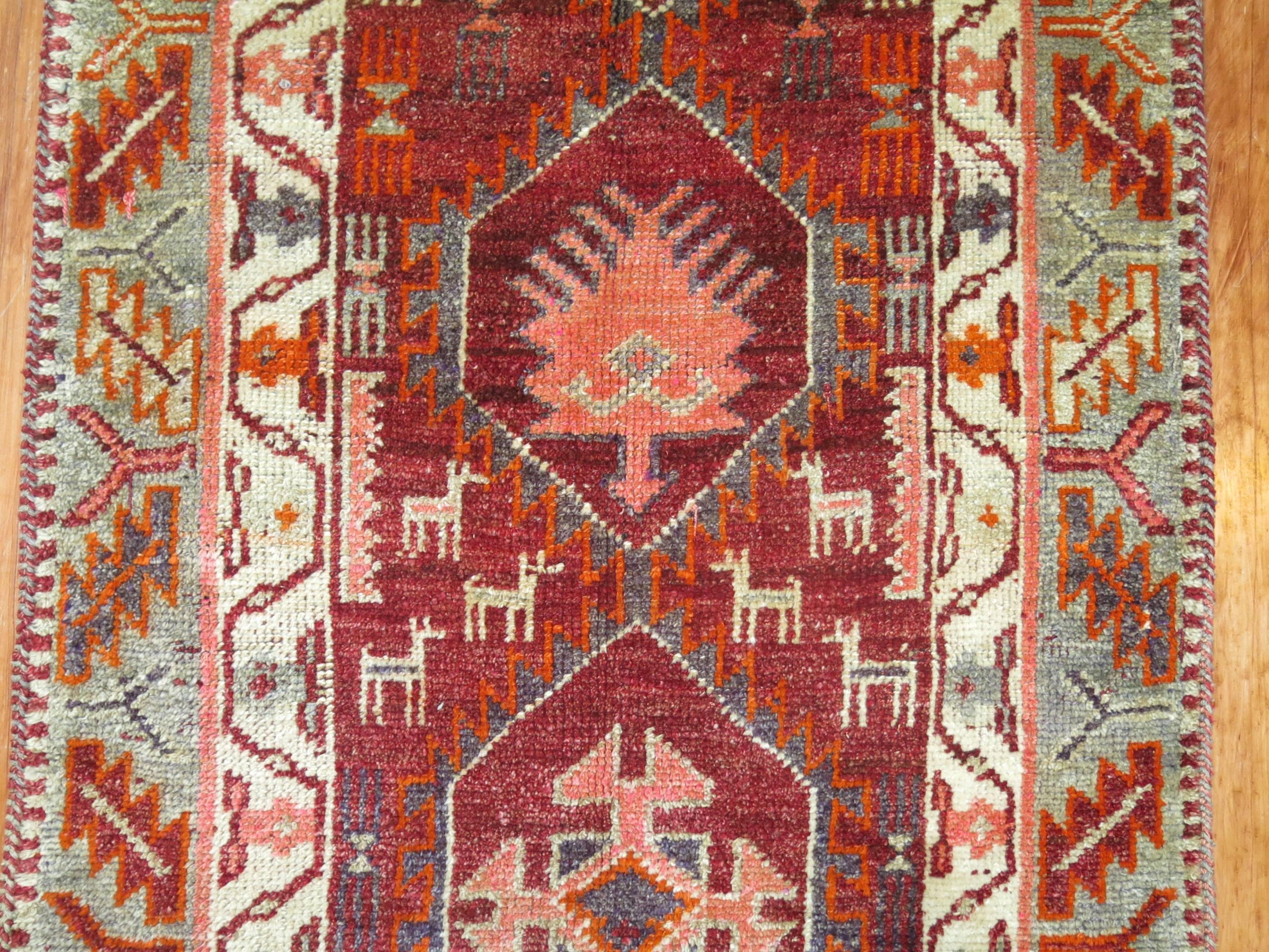 Annodato a mano Runner armeno marrone borgogna del XX secolo, geometrico e vintage in vendita