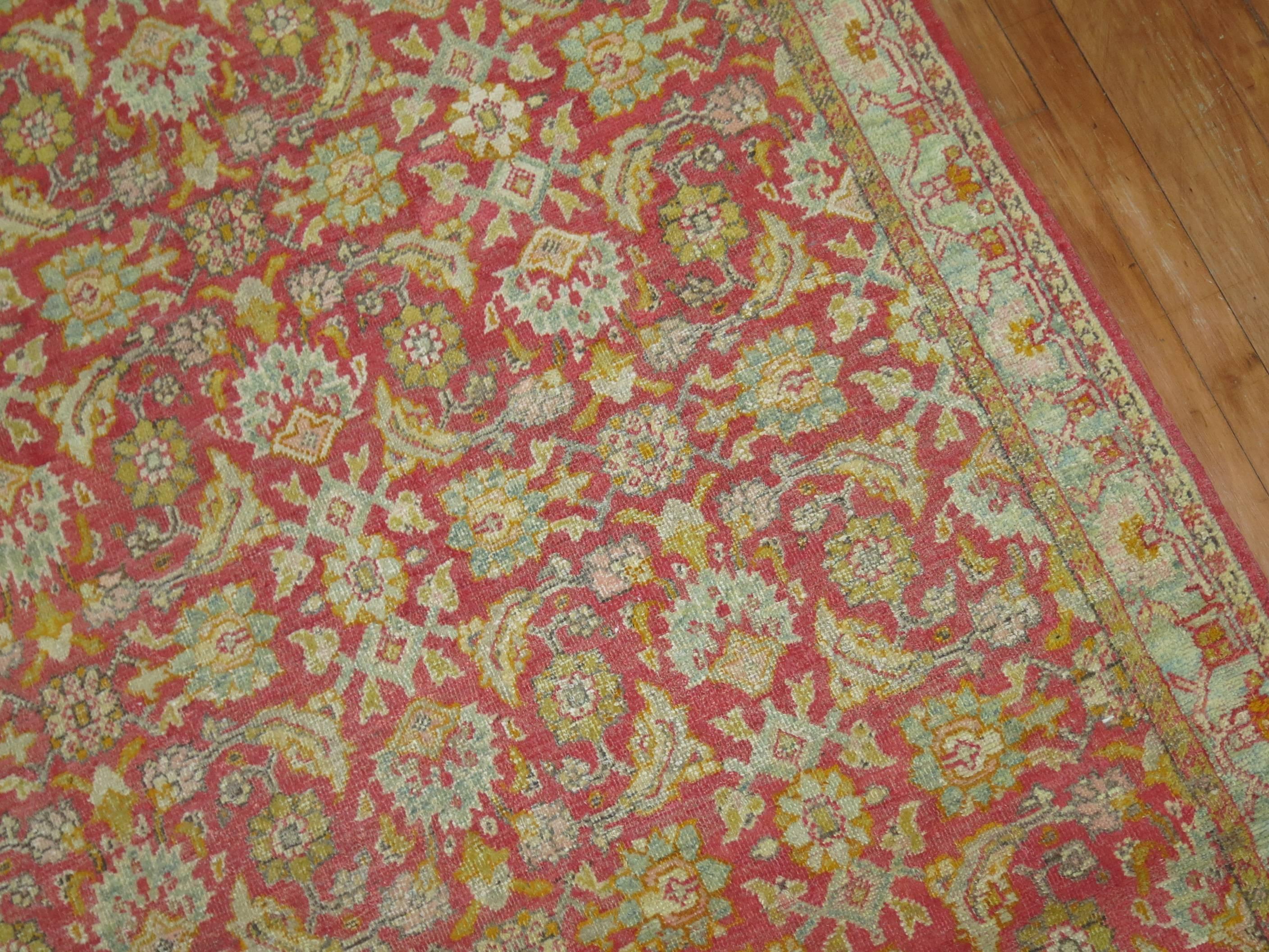 Ein türkischer Teppich mit einem Herati-Motiv, wie man es typischerweise bei antiken Perserteppichen findet. Rotes Feld, eisblauer Rand mit gelben und grünen Akzenten.

4'10'' x 7'2''