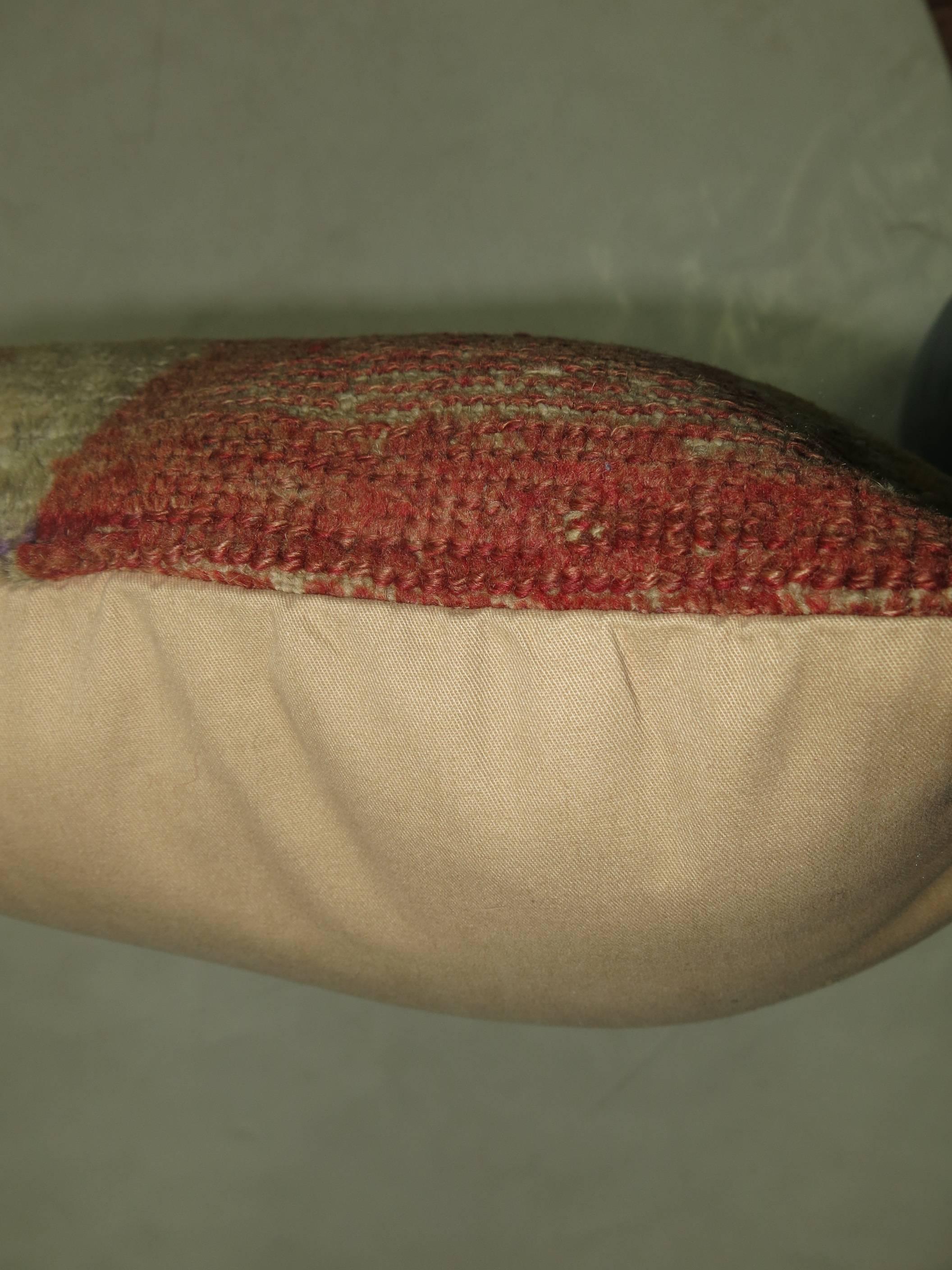 Almohada de tamaño lumbar hecha con una alfombra turca vintage de Anatolia en tonos rojos, amarillos, grises y marrones.

Tamaño: 15