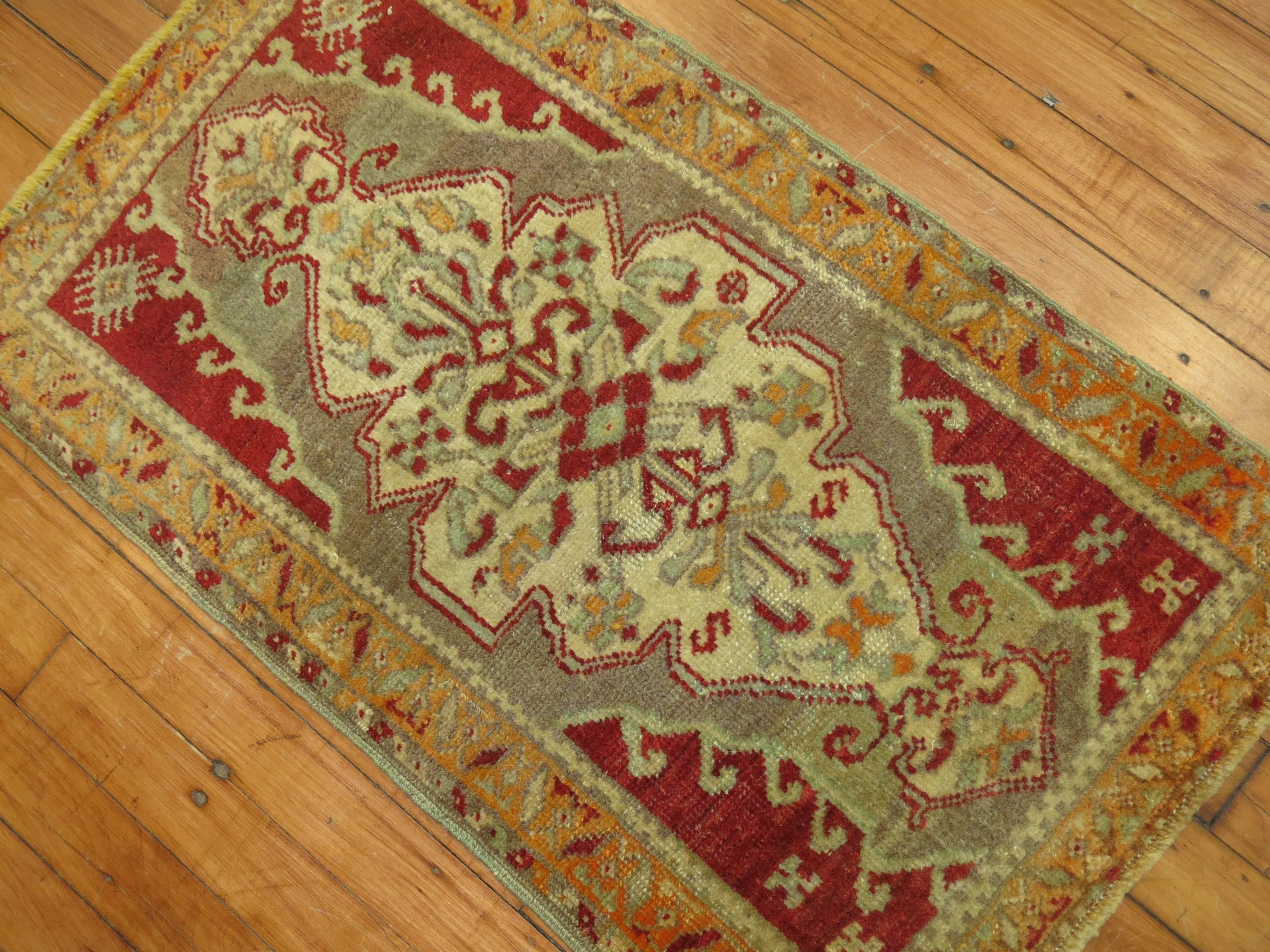 Alfombra turca de Sivas del siglo XX, única en su género y de gran calidad. Tonos gris, rojo, naranja y marfil.