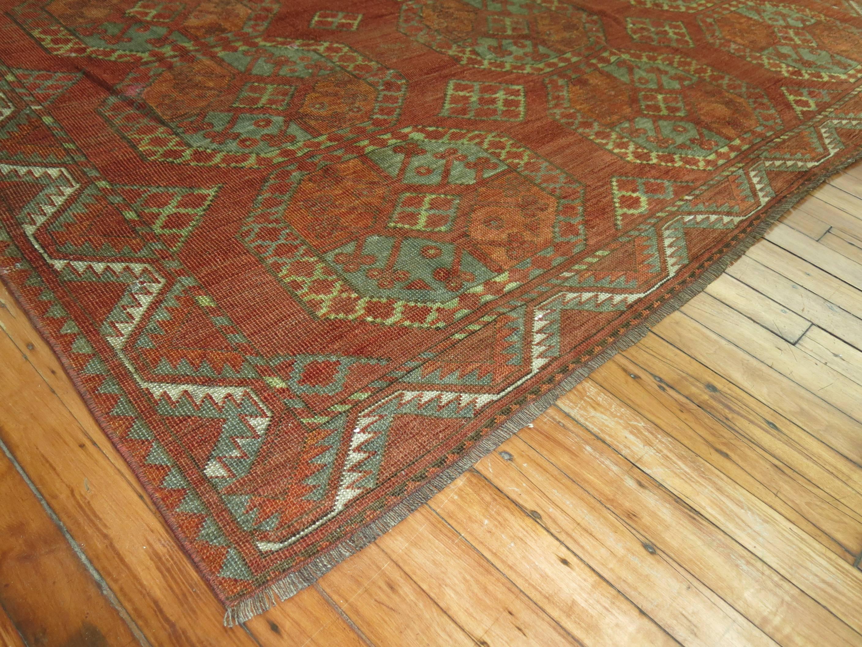 Ein antiker Ersari-Teppich aus dem späten 19. Jahrhundert in vorherrschenden Braun-, Terrakotta- und Grüntönen.

Größe: 6'9