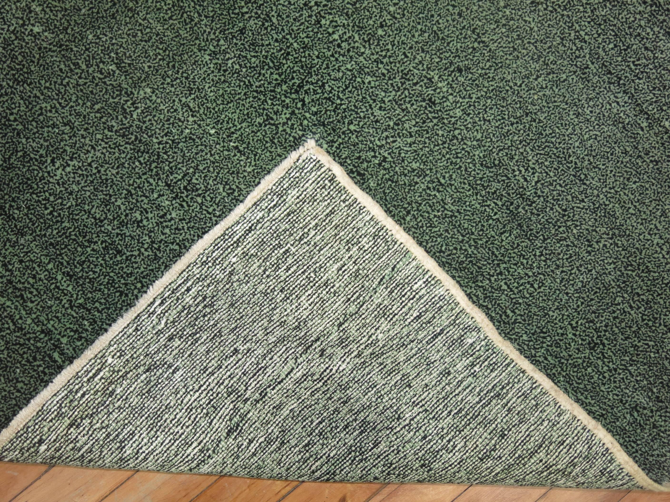 Smaragdgrüner modernistischer, minimalistischer türkischer anatolischer Vintage-Teppich im Zustand „Hervorragend“ im Angebot in New York, NY