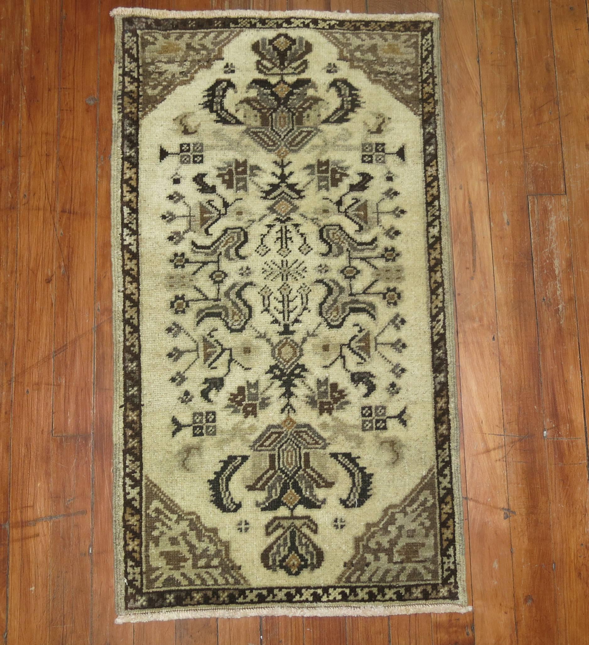 Une paire complémentaire de tapis turcs vintage uniques en leur genre, de couleur beige et marron. Mesurant 1'8'' x 3' et 1'7'' x 2'10''.